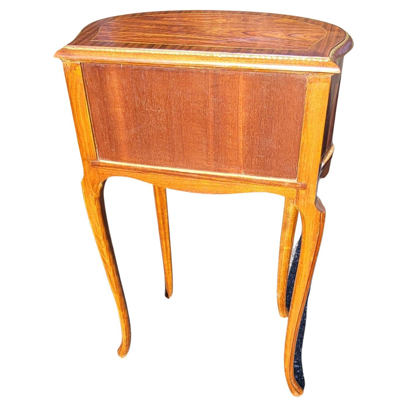 Table d'appoint Louis XV du 20me sicle en noyer, bois de roi et bois de satin incrust d'ormolu. en vente 1