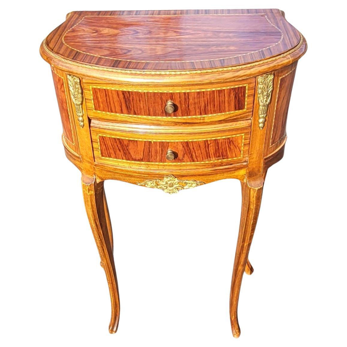 Table d'appoint Louis XV du 20me sicle en noyer, bois de roi et bois de satin incrust d'ormolu.
