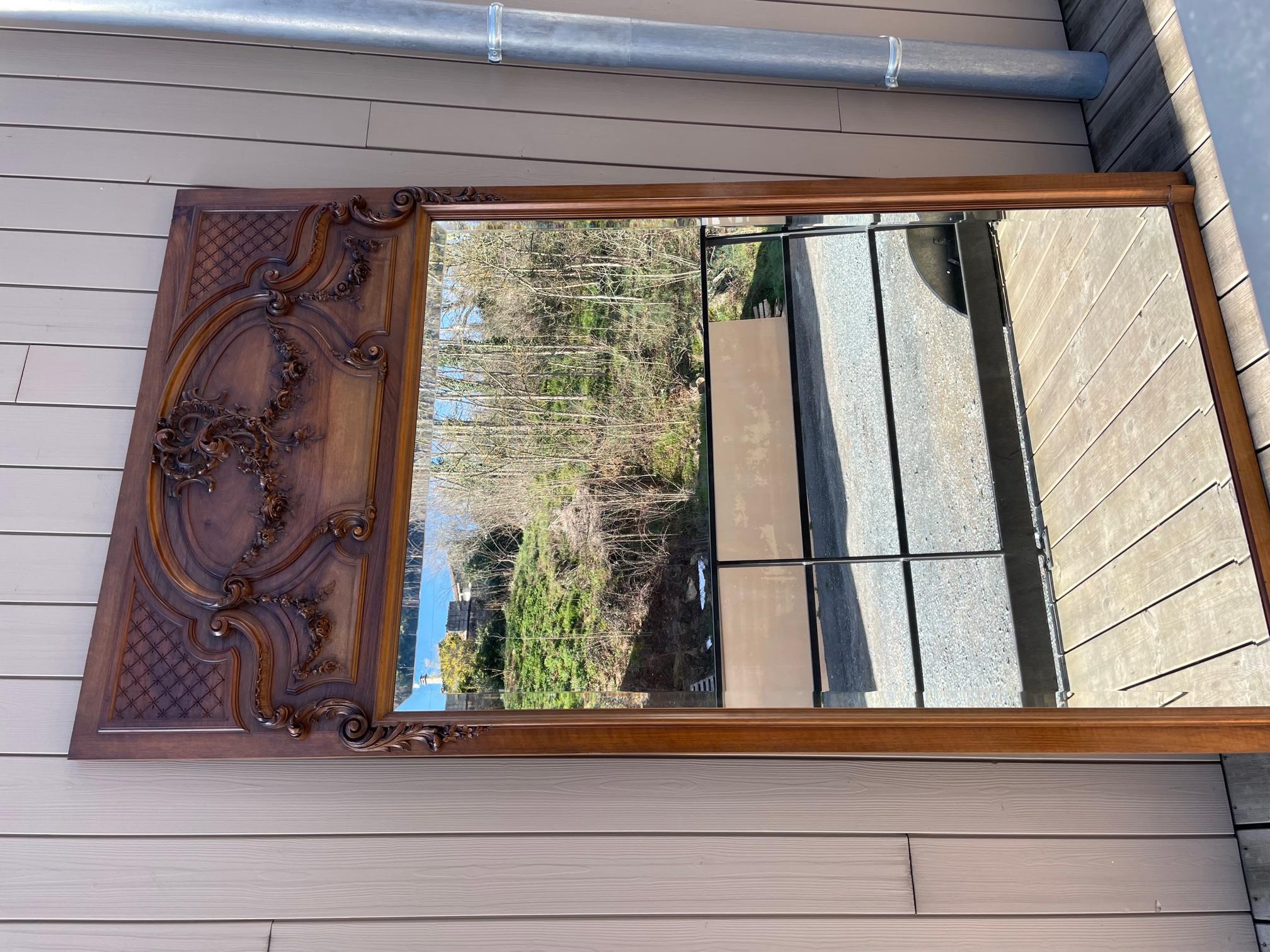 Grand miroir de style Louis XV en noyer datant du début du 20ème siècle.
Miroir biseauté. Très beaux détails de fleurs gravés dans le bois.
Très bonne qualité et bon état.