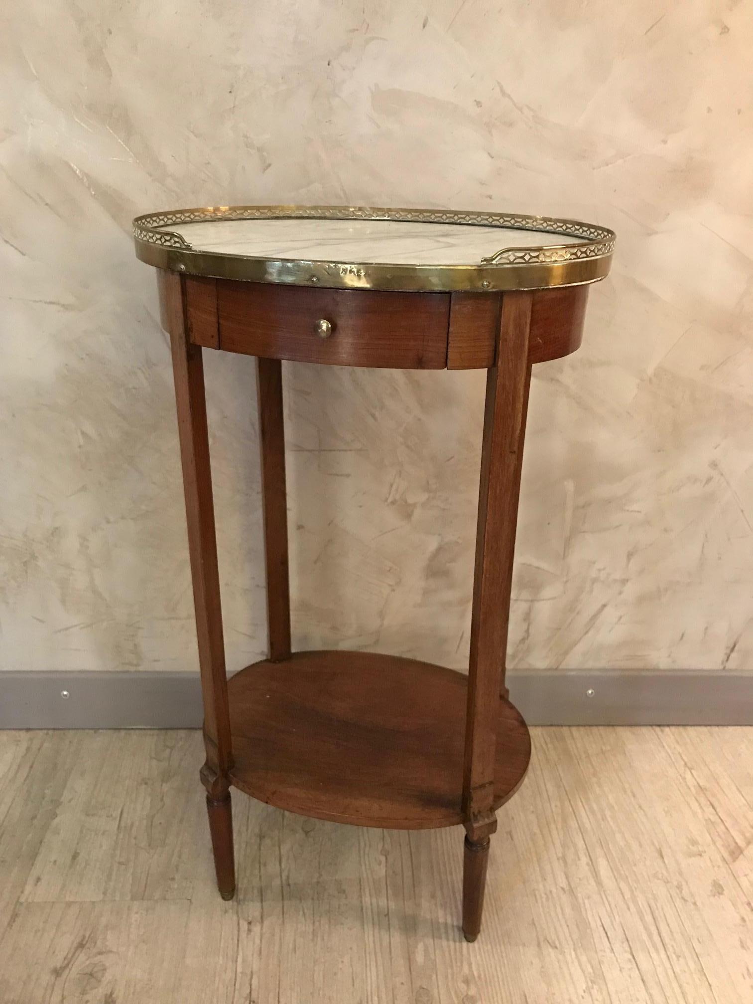 Beautiful 20th century French Louis XVI inspiration gueridon from the 1900s.
Gilted brass gallery and Carrara white marble top. One drawer in the middle.
Very nice quality.