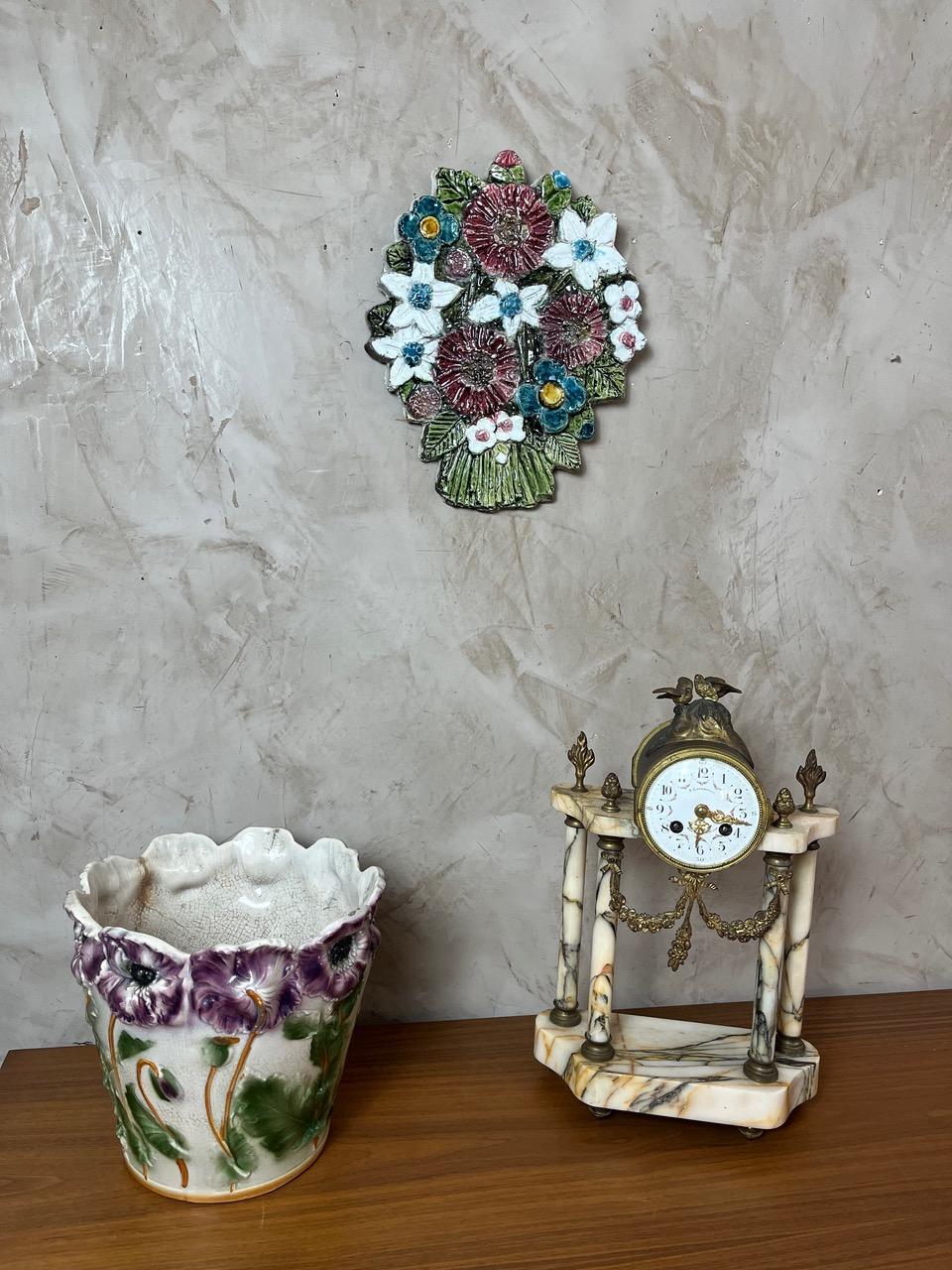 Louis XVI-style clock in marble and gilt bronze. Refined details include a delicate dial, decorative birds, and floral ornaments. Perfect for a classic interior or a collection. Accessories provided: key and pendulum.