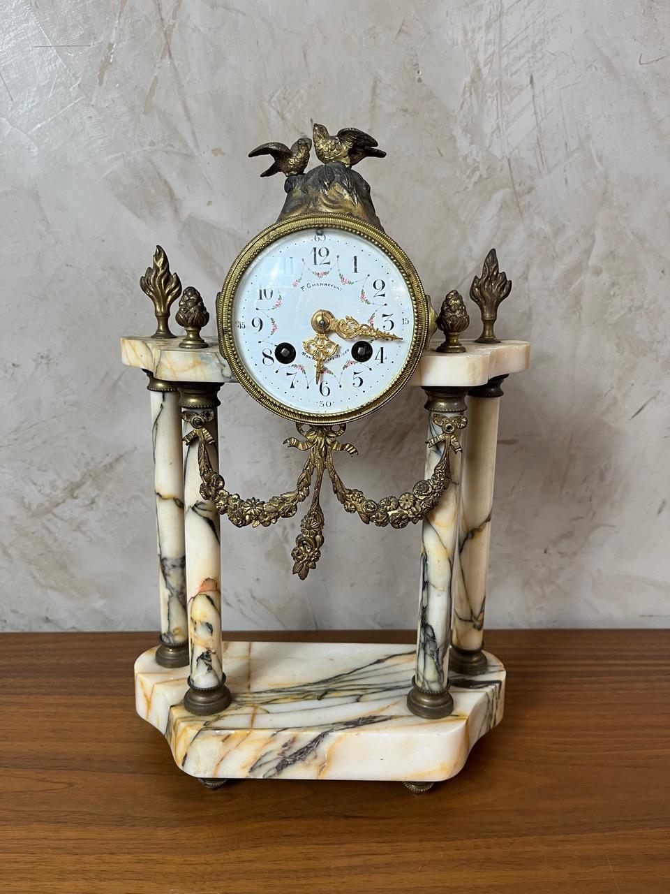 20th century French Louis XVI Marble and Gilded Bronze Mantel Clock, 1940s In Good Condition For Sale In LEGNY, FR