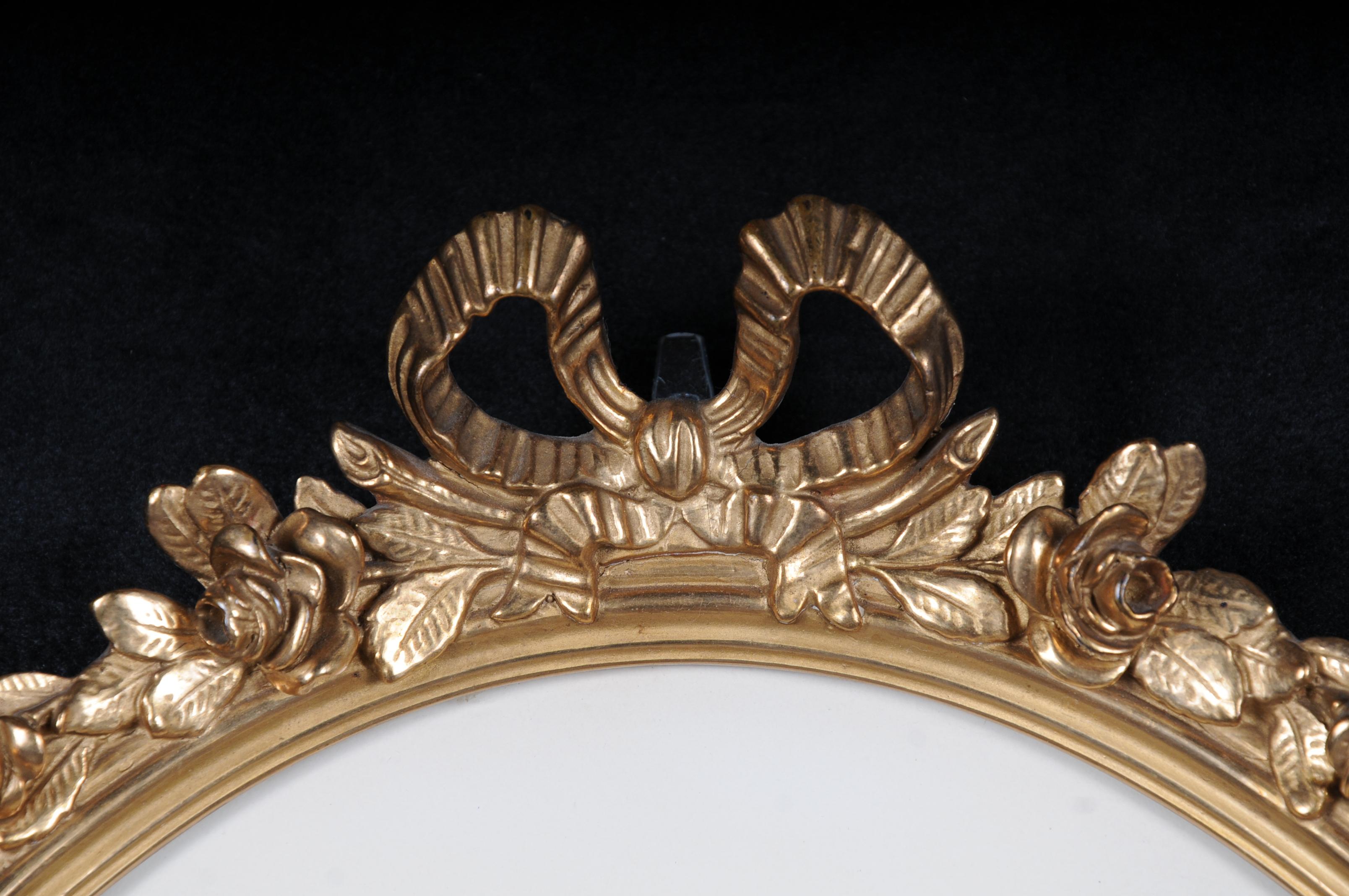 Französischer Louis-XVI-Bilderrahmen des 20. Jahrhunderts, Gold


Ovaler Korpus aus Massivholz, vergoldet mit geschnitzter Blumenbekrönung, die mit einer klassischen Schleife endet.
Das Porträtbild ist signiert, kann aber für den persönlichen