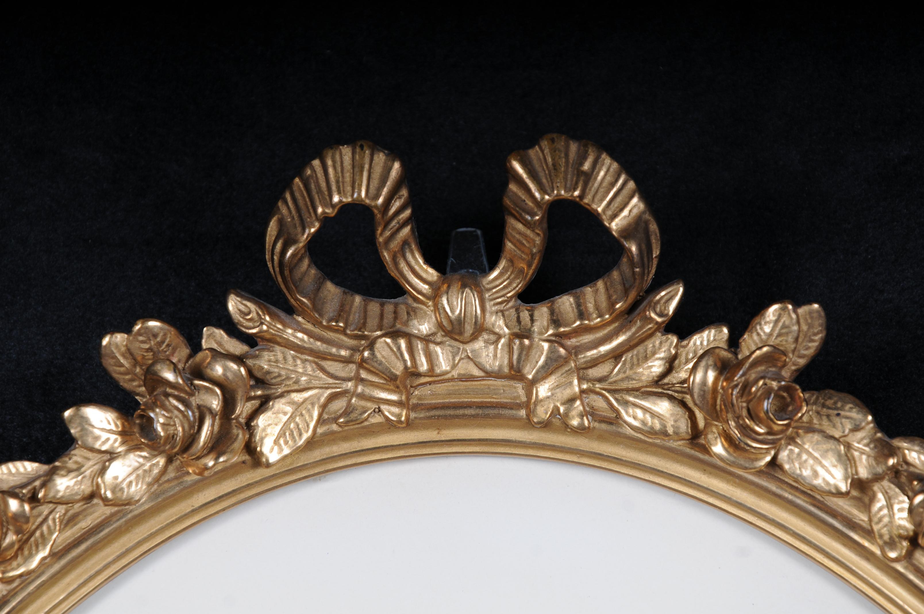Cadre Louis XVI français du 20e siècle, or


Corps ovale en bois massif, doré avec des couronnes florales sculptées se terminant par un arc classique.
La ressemblance d'un portrait est signée mais peut être retirée du cadre pour un usage