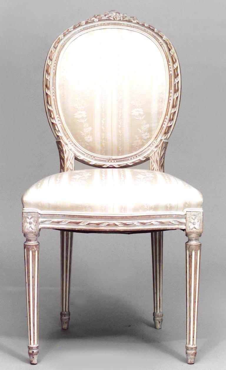 4 chaises latérales françaises de style Louis XVI (20e siècle) blanchies avec tapisserie blanche (PRIX CHACUN)
