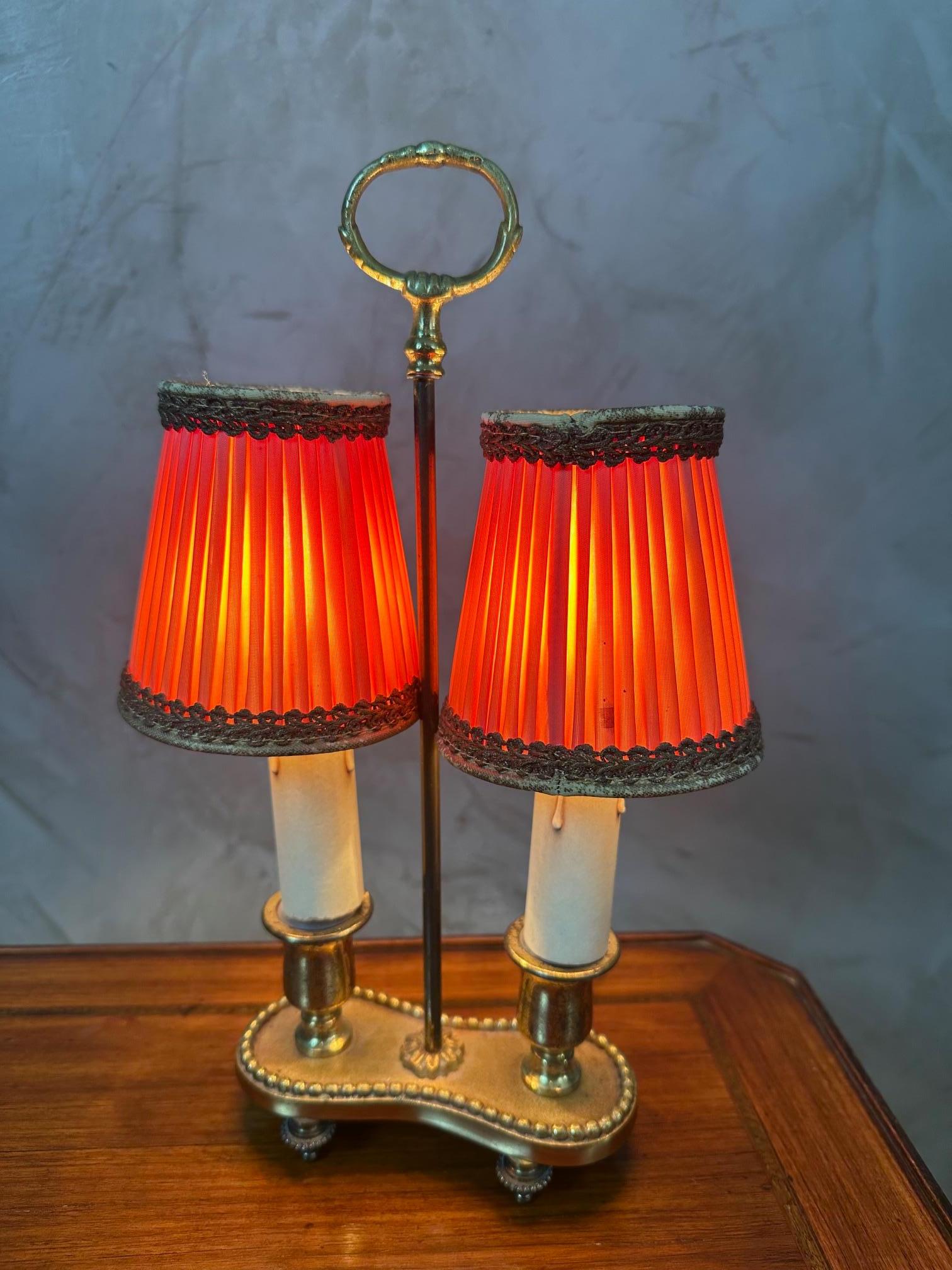 Muy bonita lámpara de latón de los años 50 de estilo Luis XVI. 
Lámpara dúo, con dos luces. Las pantallas de seda rosa se venden con. 
Ideal en una mesilla de noche pequeña. Muy elegante y chic.