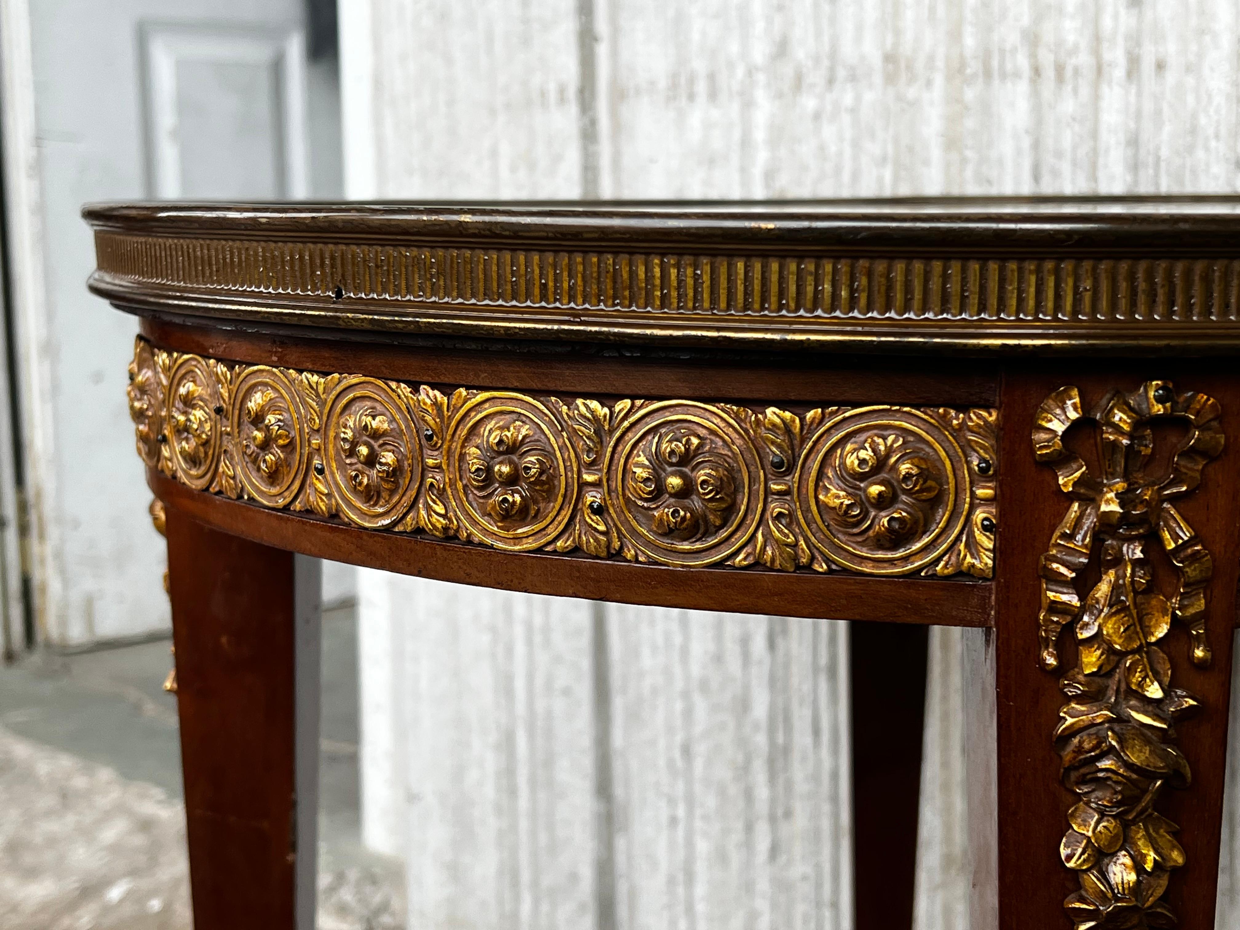 Table d'appoint française du 20ème siècle de style Louis XVI en bronze, marbre rond et chêne en vente 1