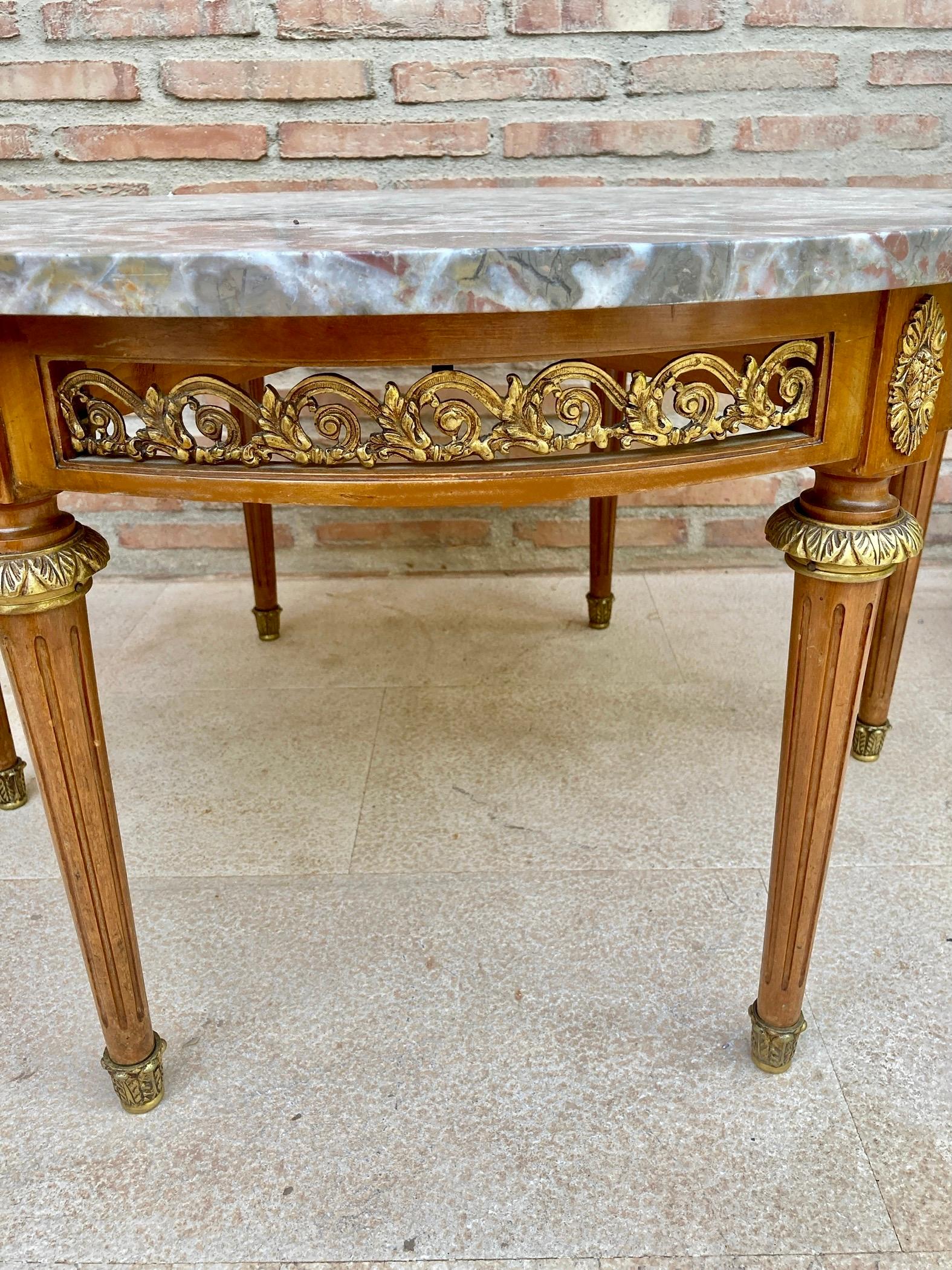 Mesa francesa del siglo XX estilo Luis XVI de bronce, mármol redonda y roble Francés en venta