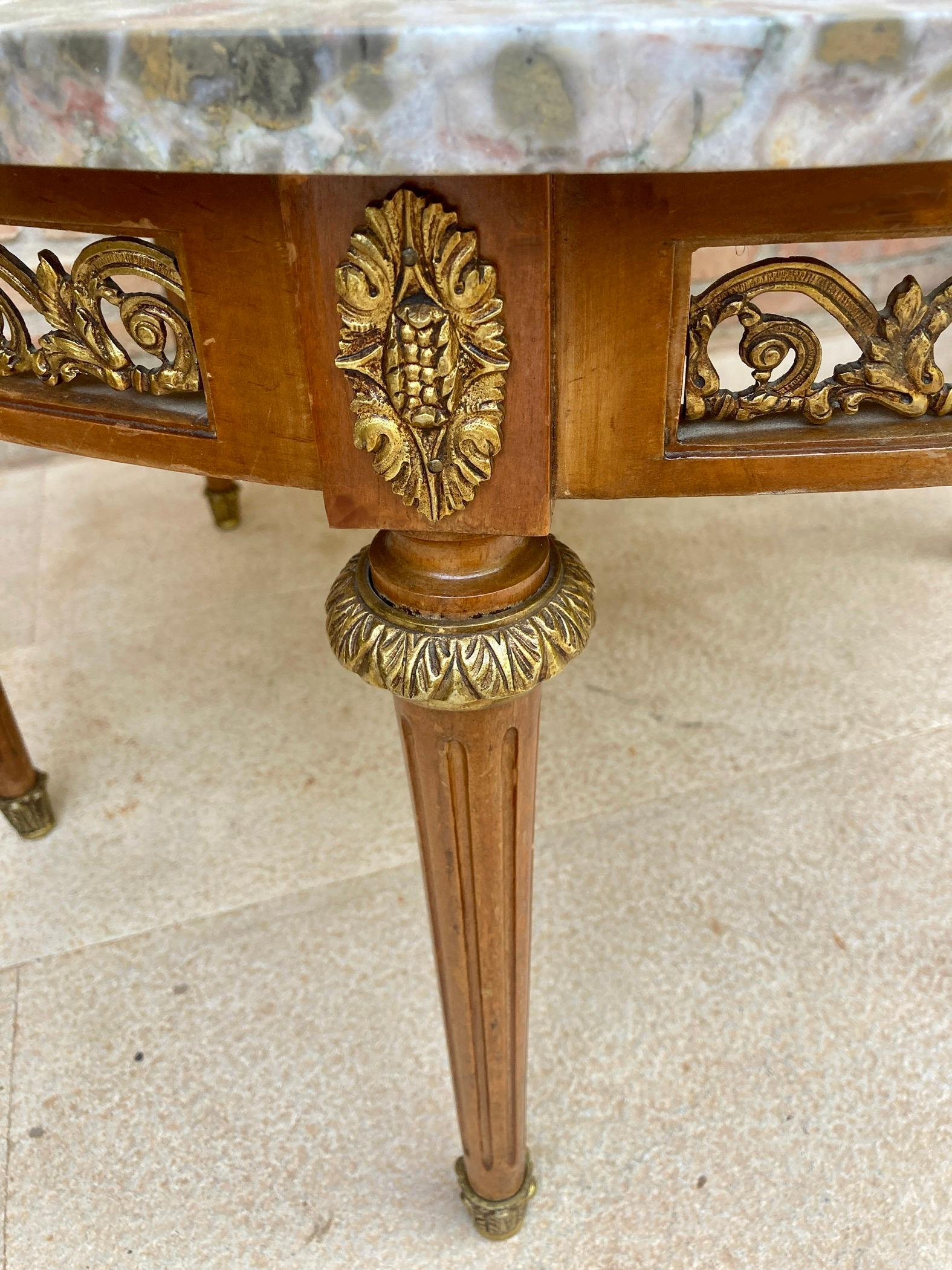 Mesa francesa del siglo XX estilo Luis XVI de bronce, mármol redonda y roble en venta 3