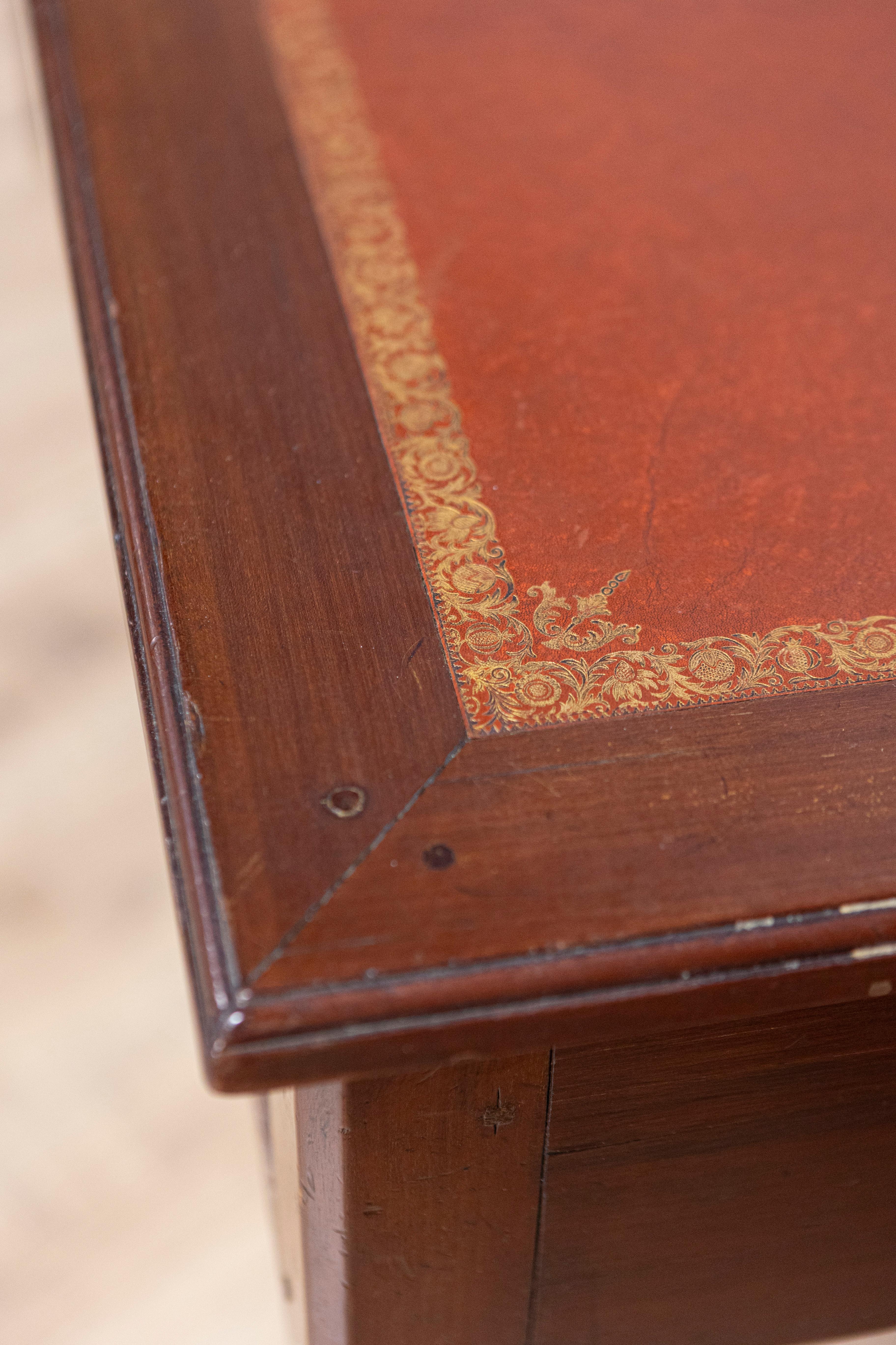 Escritorio francés estilo Luis XVI del siglo XX en venta 3
