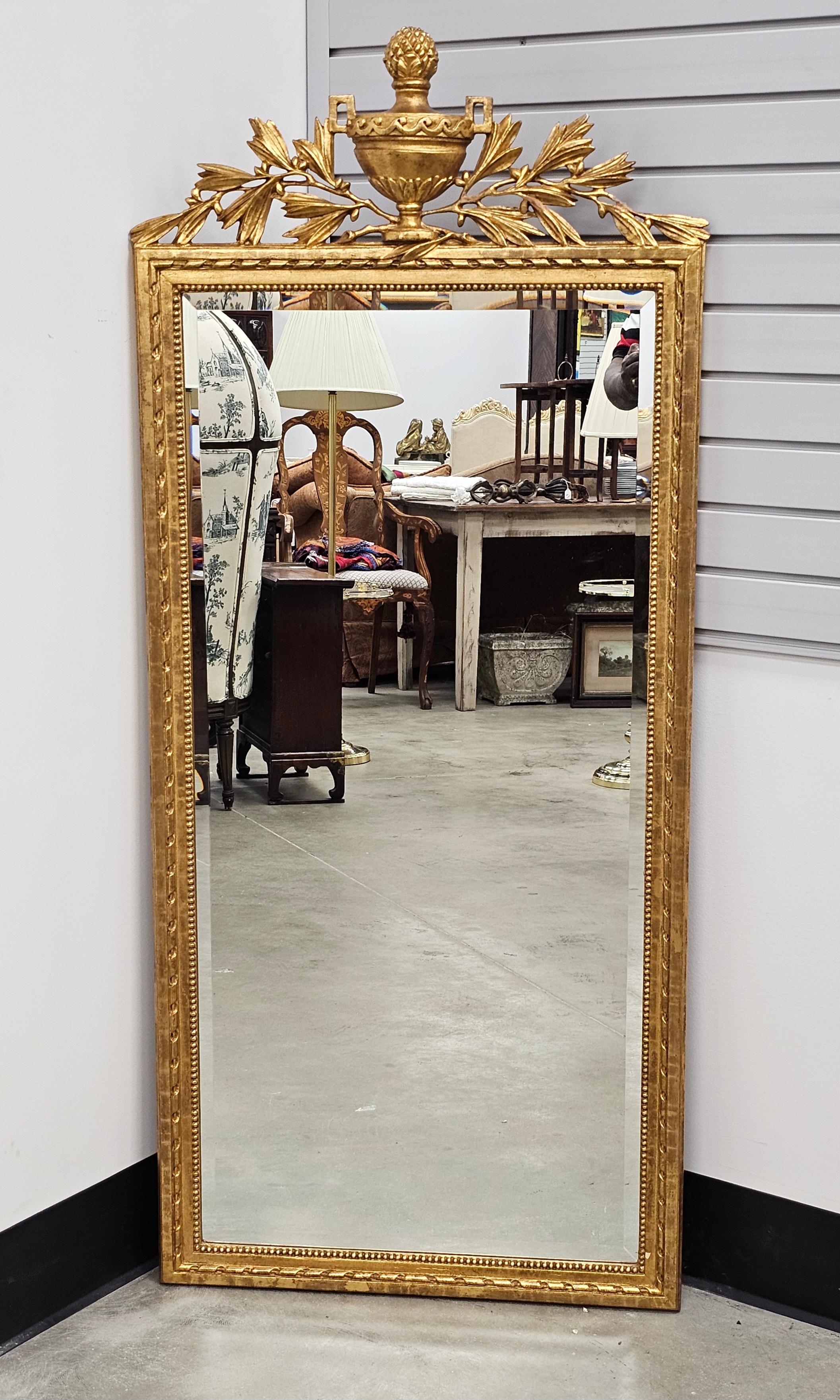 Miroir mural de la fin du 20e siècle, de style Louis XVI, à cadre décoré de dorures
Mesure 26