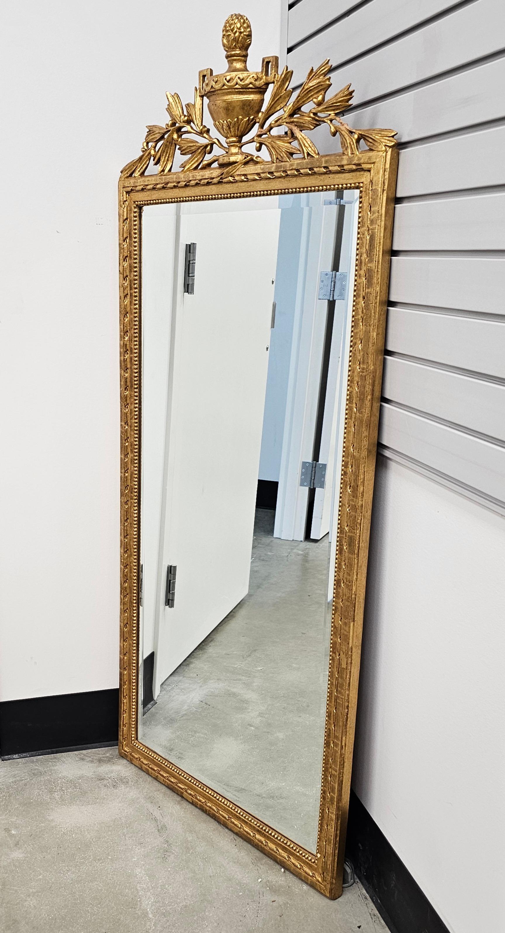 Inconnu Miroir mural de style Louis XVI du 20e siècle avec cadre doré en vente