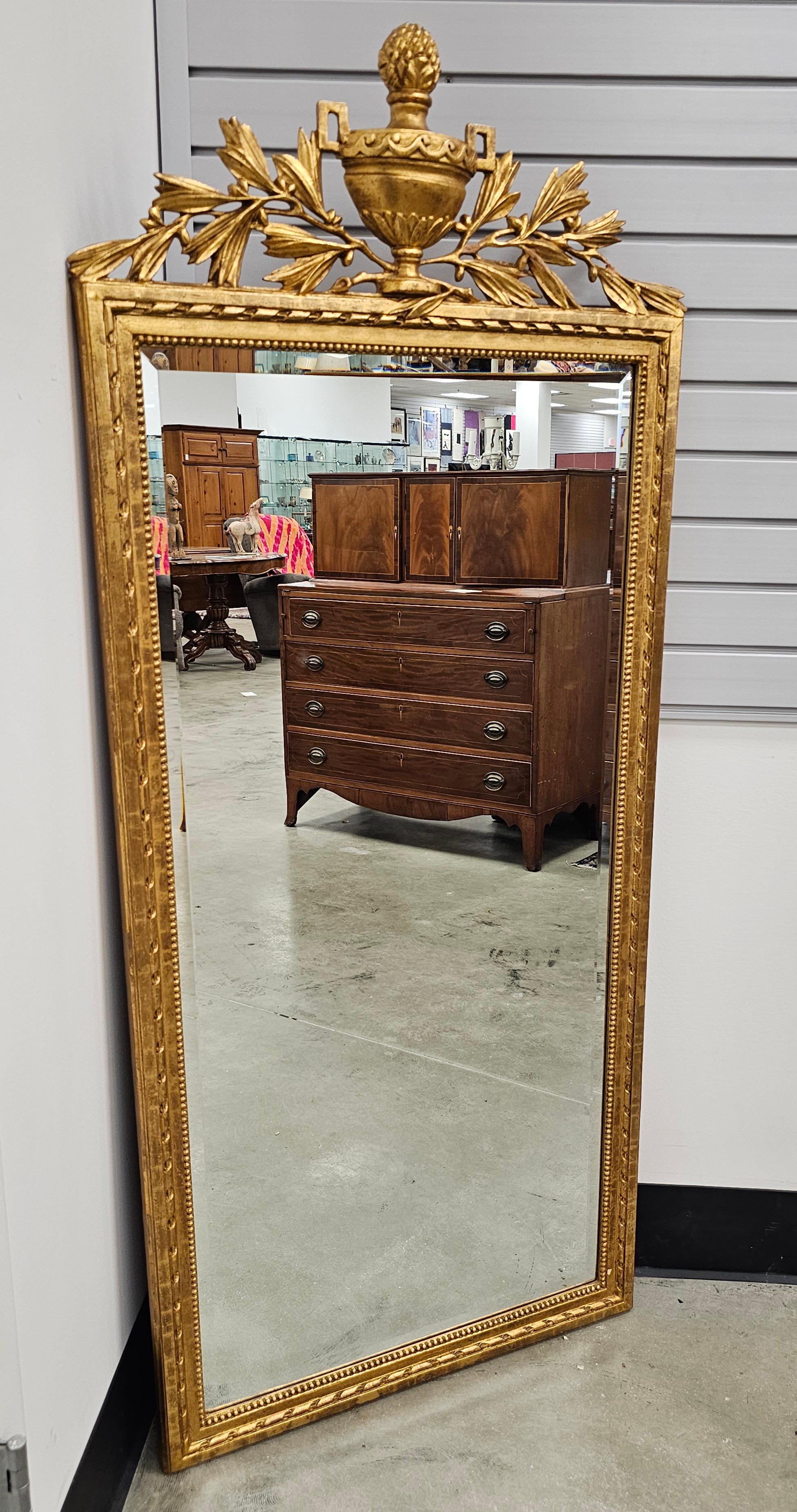 Doré Miroir mural de style Louis XVI du 20e siècle avec cadre doré en vente