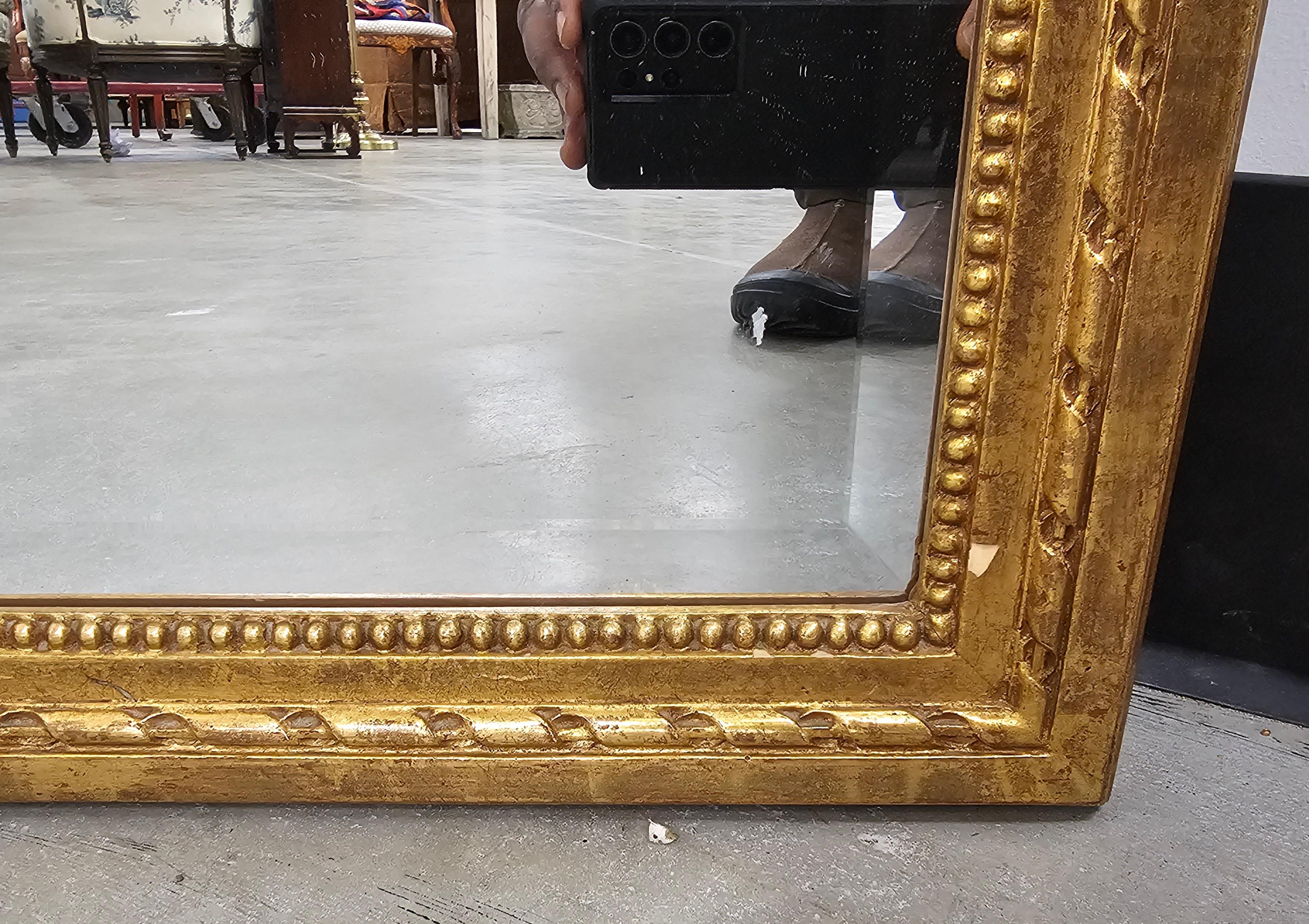 Miroir mural de style Louis XVI du 20e siècle avec cadre doré Bon état - En vente à Germantown, MD