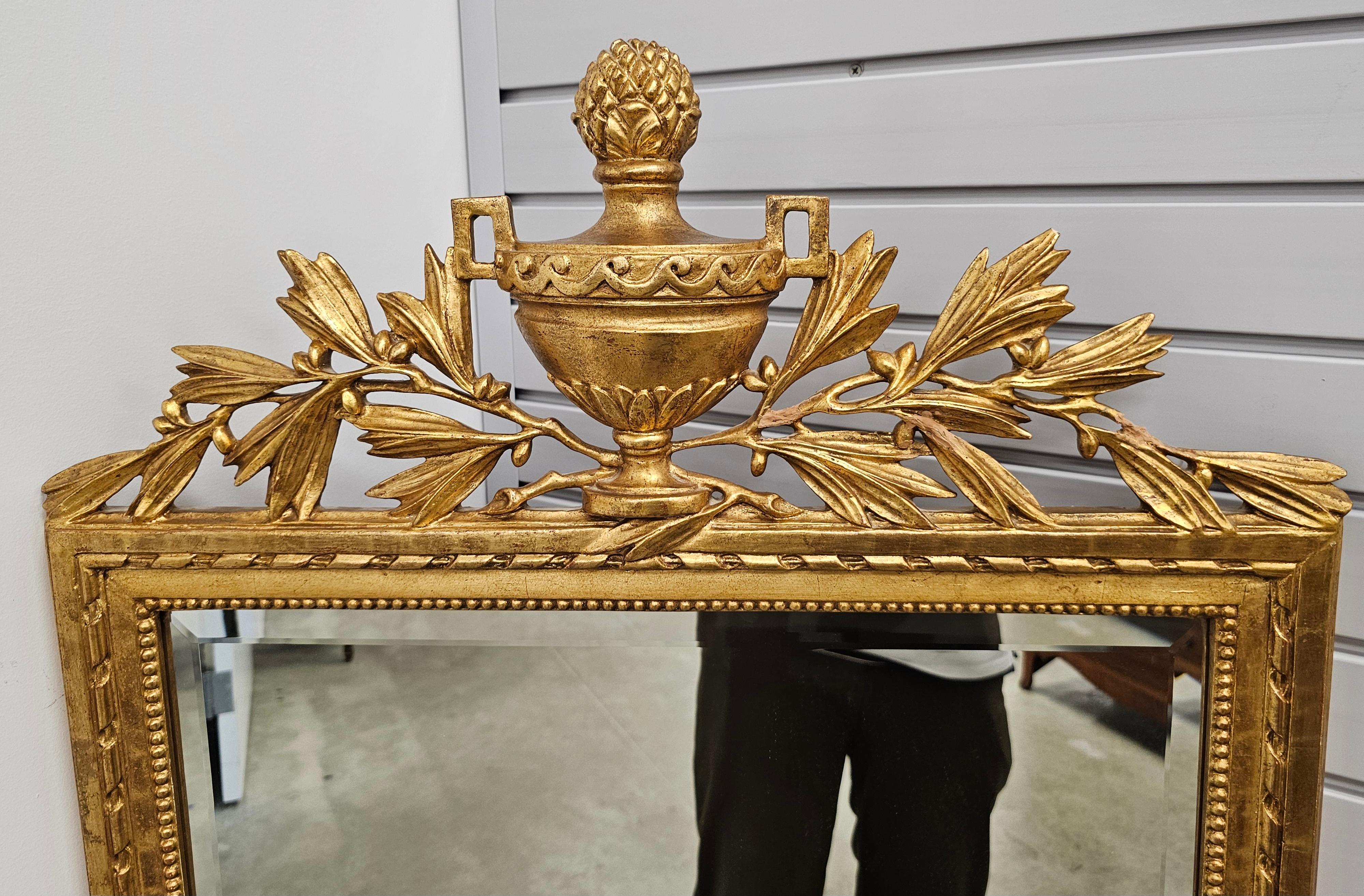 20ième siècle Miroir mural de style Louis XVI du 20e siècle avec cadre doré en vente