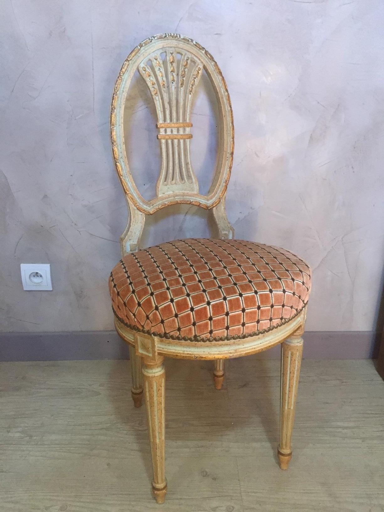 Beautiful 20th century French XVI style mongolfiere chair from the 1920s. 
Good condition. The seating has been upholstered. Very nice golden patina.
      