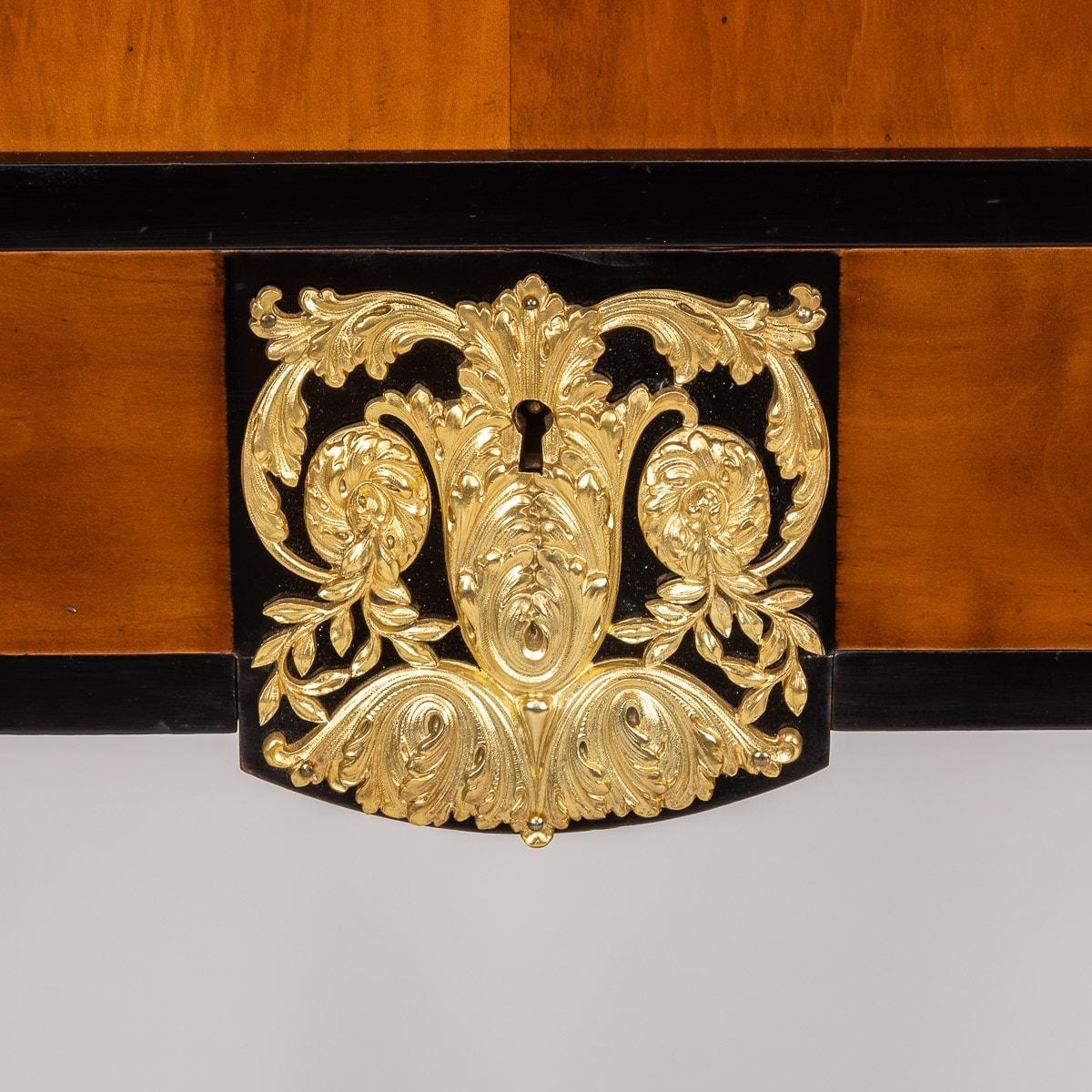 Meuble de rangement français du 20ème siècle de style Louis XVI en bronze doré, vers 1900 en vente 1