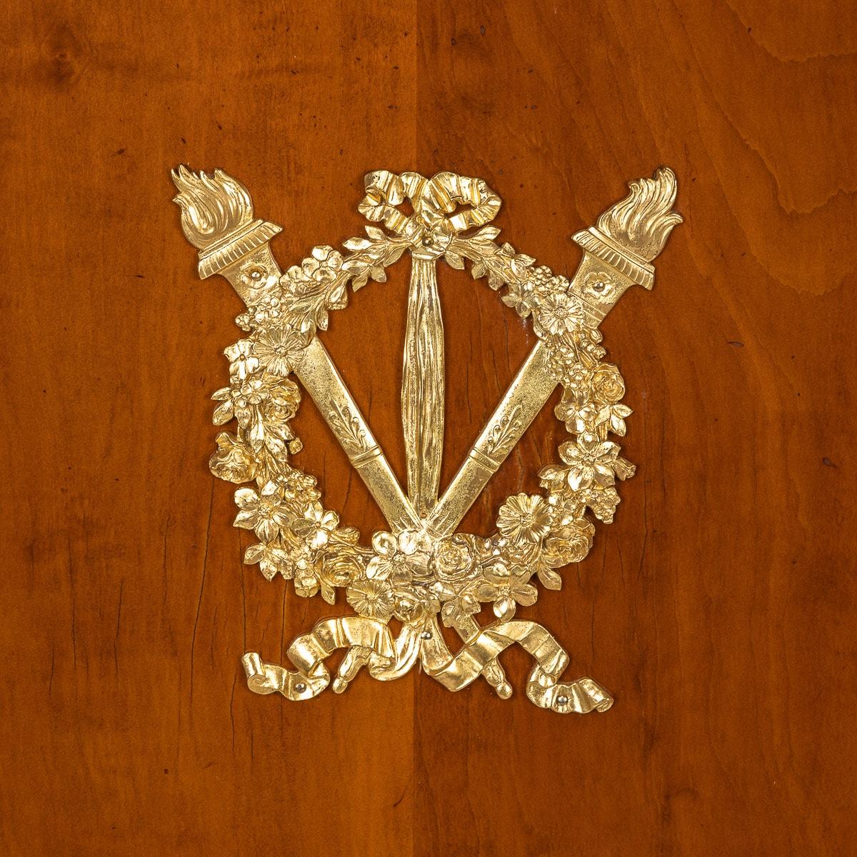 Meuble de rangement français du 20ème siècle de style Louis XVI en bronze doré, vers 1900 en vente 2