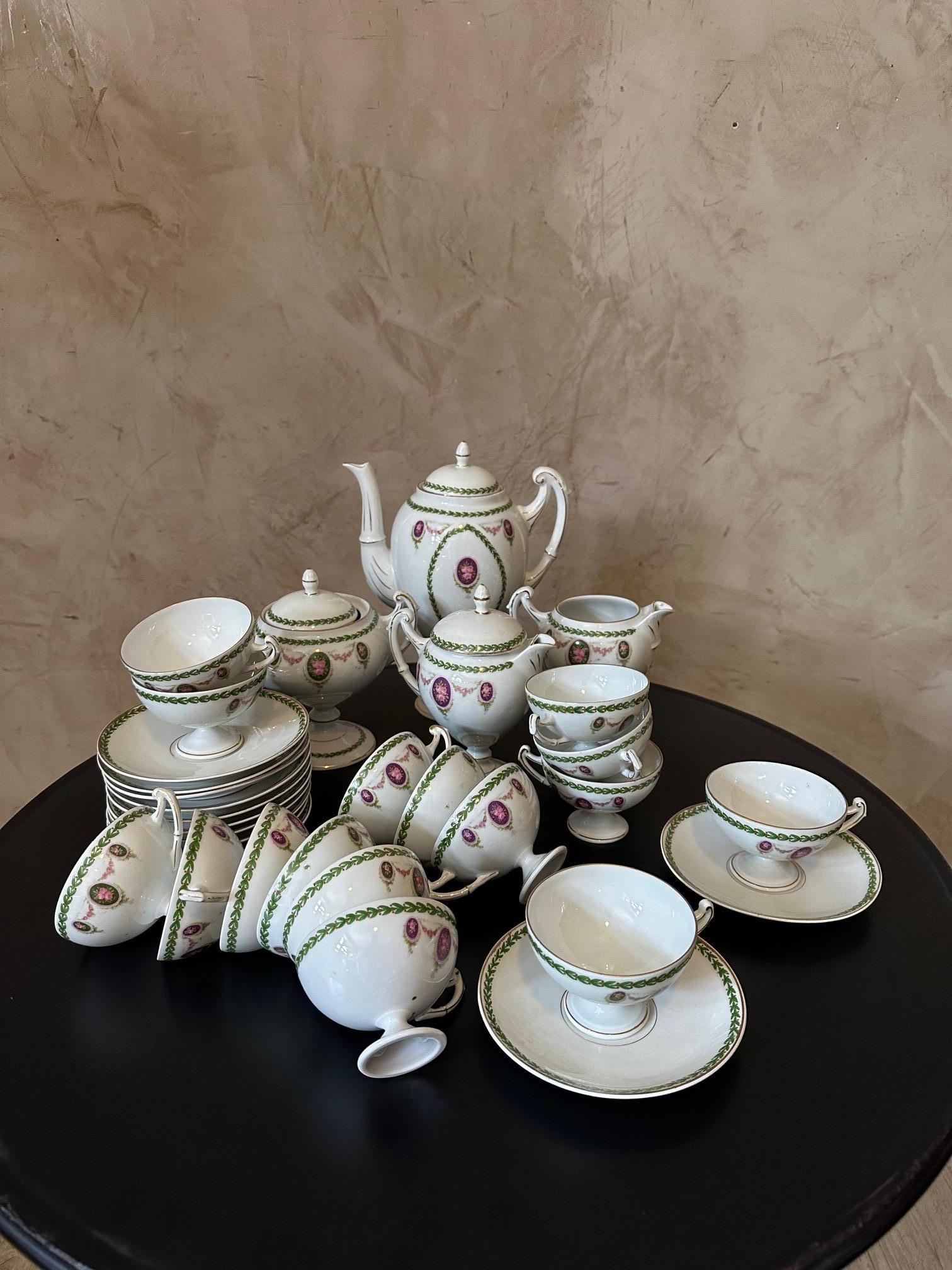 Very beautiful Louis XVI style coffee service dating from the 1930s in porcelain in very good condition consisting of:
- A coffe jug 
- Two milk jugs
- A sugar bowl
- 16 coffee cups
- 12 saucers
Pretty decoration of green laurel wreath and rose