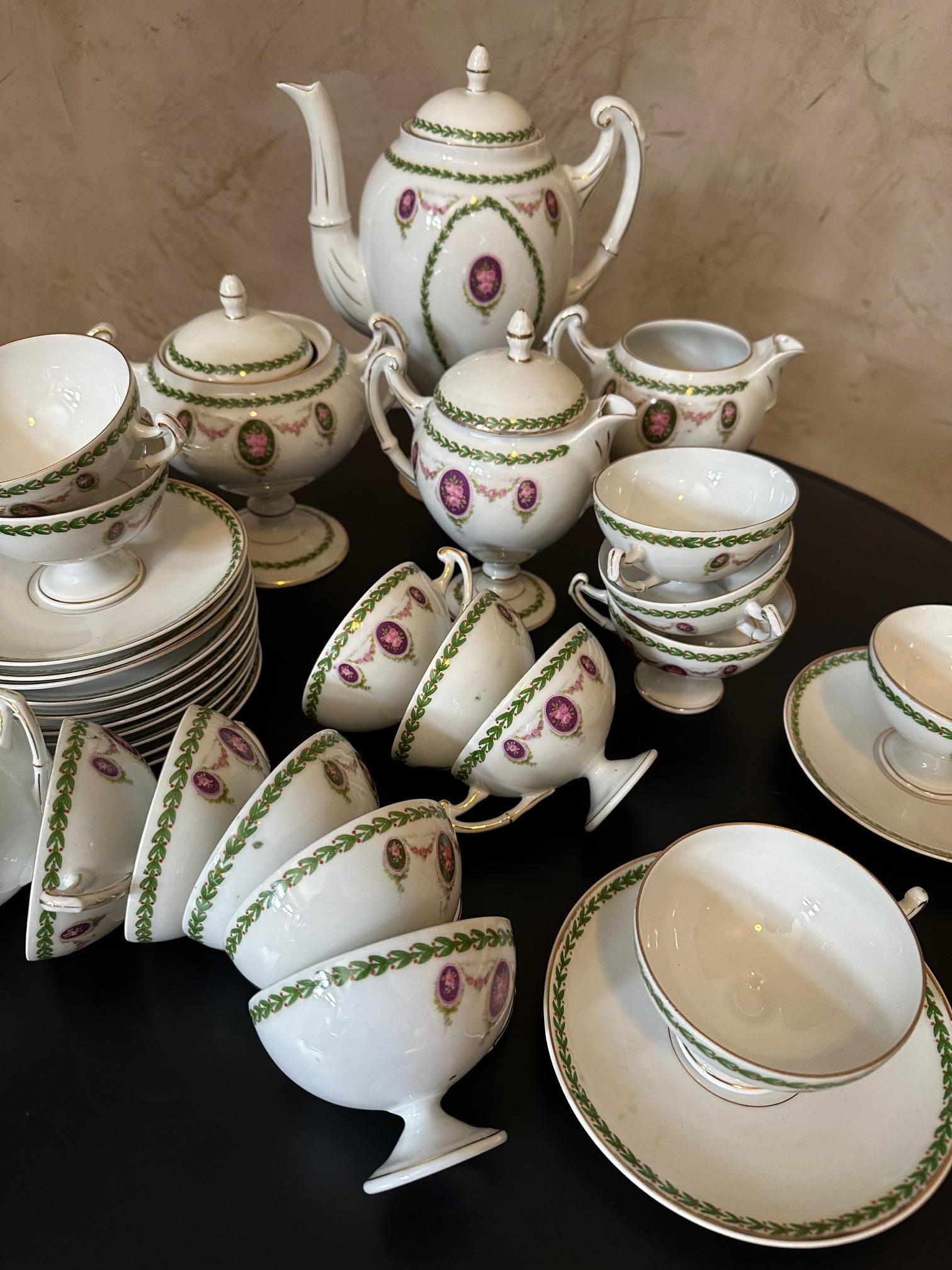 Milieu du XXe siècle Service à café en porcelaine de style Louis XVI du 20e siècle  en vente