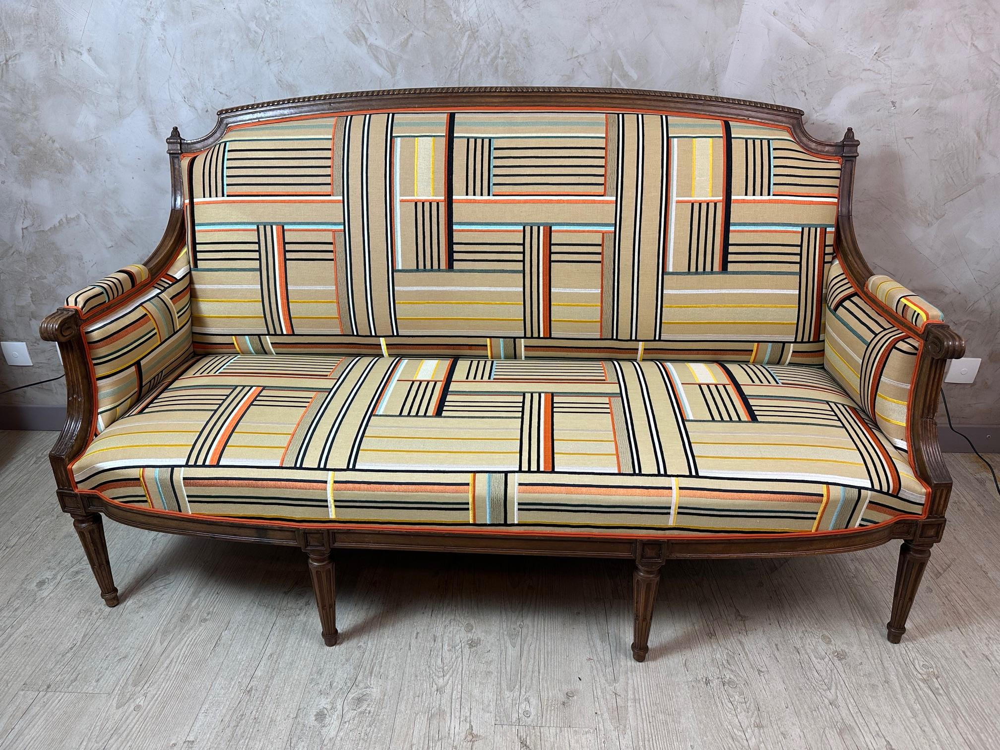 Pièce unique : Magnifique canapé 3 places de style Louis XVI, retapissé dans nos ateliers avec un magnifique tissu de la célèbre maison française Pierre Frey. Nous sommes partis du cadre ; tout est neuf.
Très confortable. Ce canapé serait idéal dans