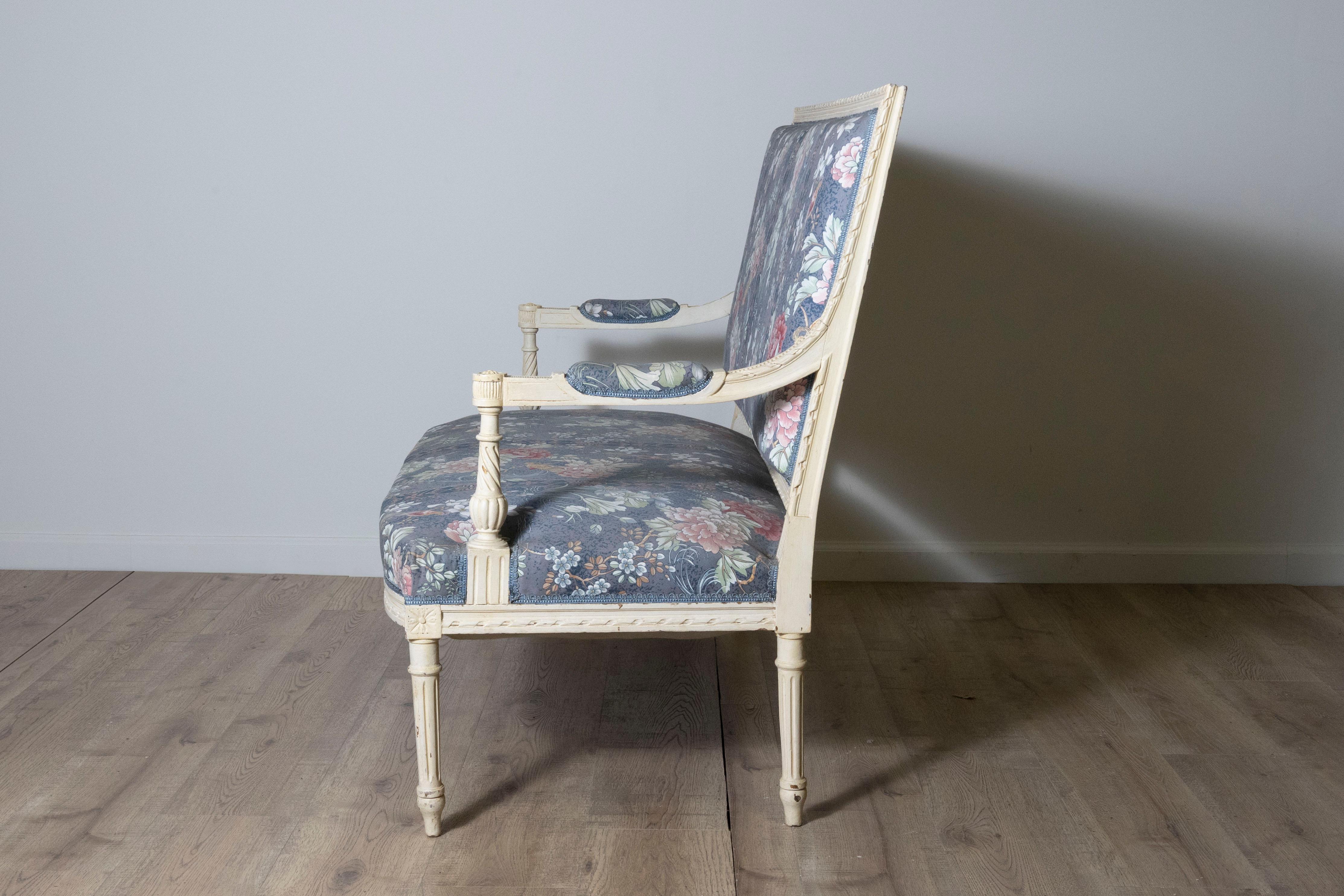 Sofá francés del siglo XX estilo Luis XVI Tallado a mano en venta