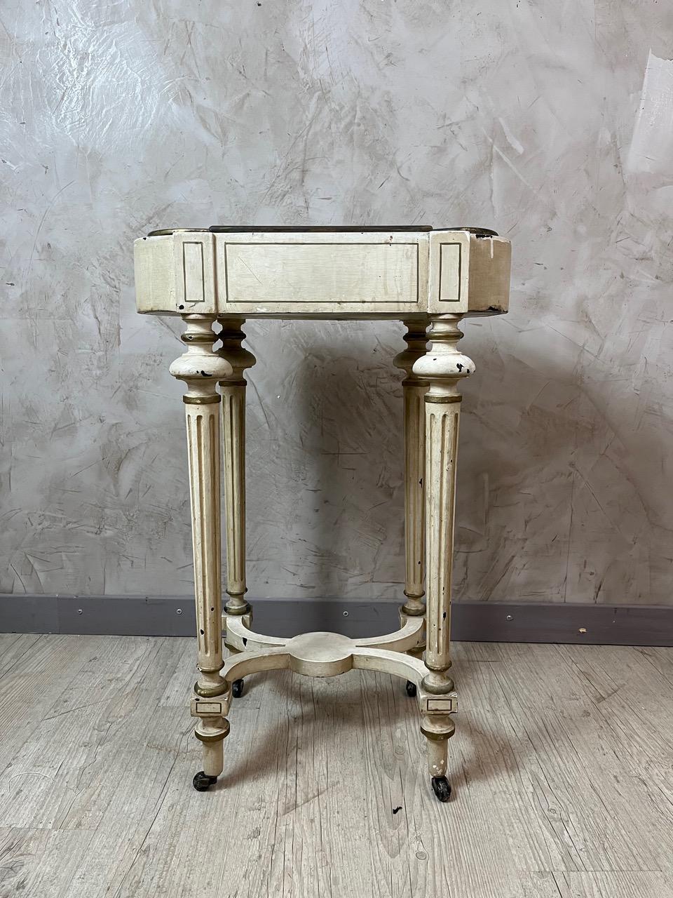 Charmante jardinière roulante en bois peint, d'un style classique Louis XVI raffiné.
Parfait pour mettre en valeur une plante ou ajouter une touche de charme vintage à votre intérieur ou à votre entrée.

Détails :
Structure en bois patiné
Pieds de