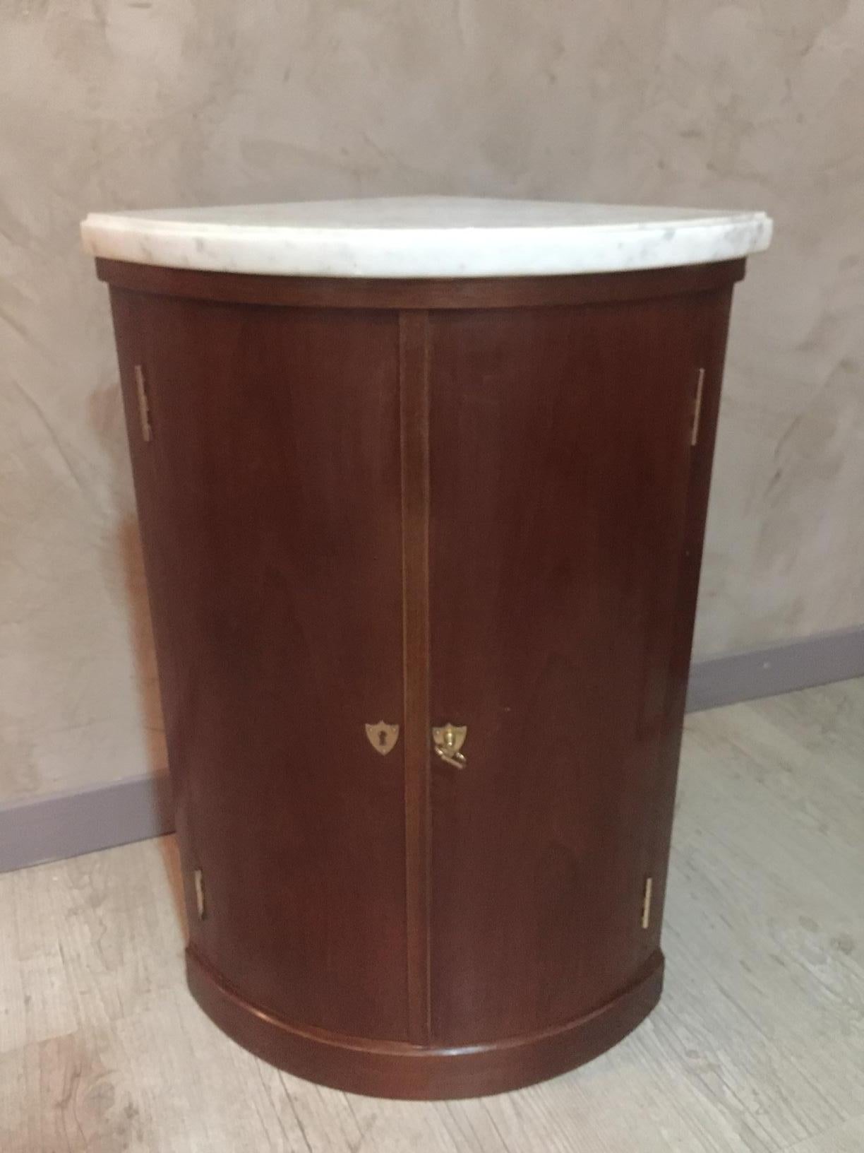 Very nice 20th century, French mahogany corner cupboard with a marble top from the 1930s.
Two opening doors with a gilded brass lock. Two shelves inside.
Good quality. Removable marble top.
