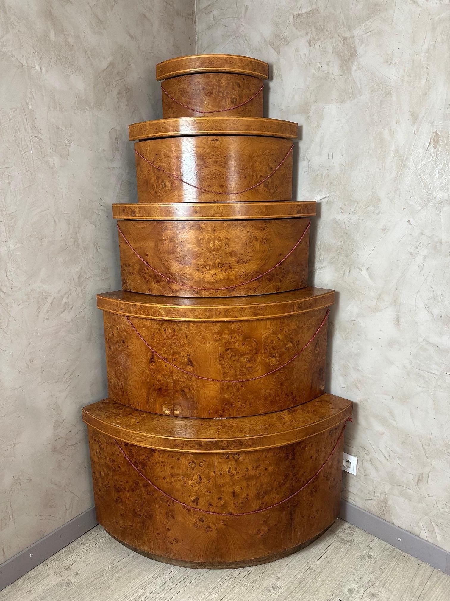 Bellissimo mobile Milliner's Corner, realizzato su misura negli anni '80 per una boutique di pellicce, con un design originale ispirato alle cappelliere.

Impiallacciatura di acero su una struttura in truciolato.
Le due sezioni superiori si aprono