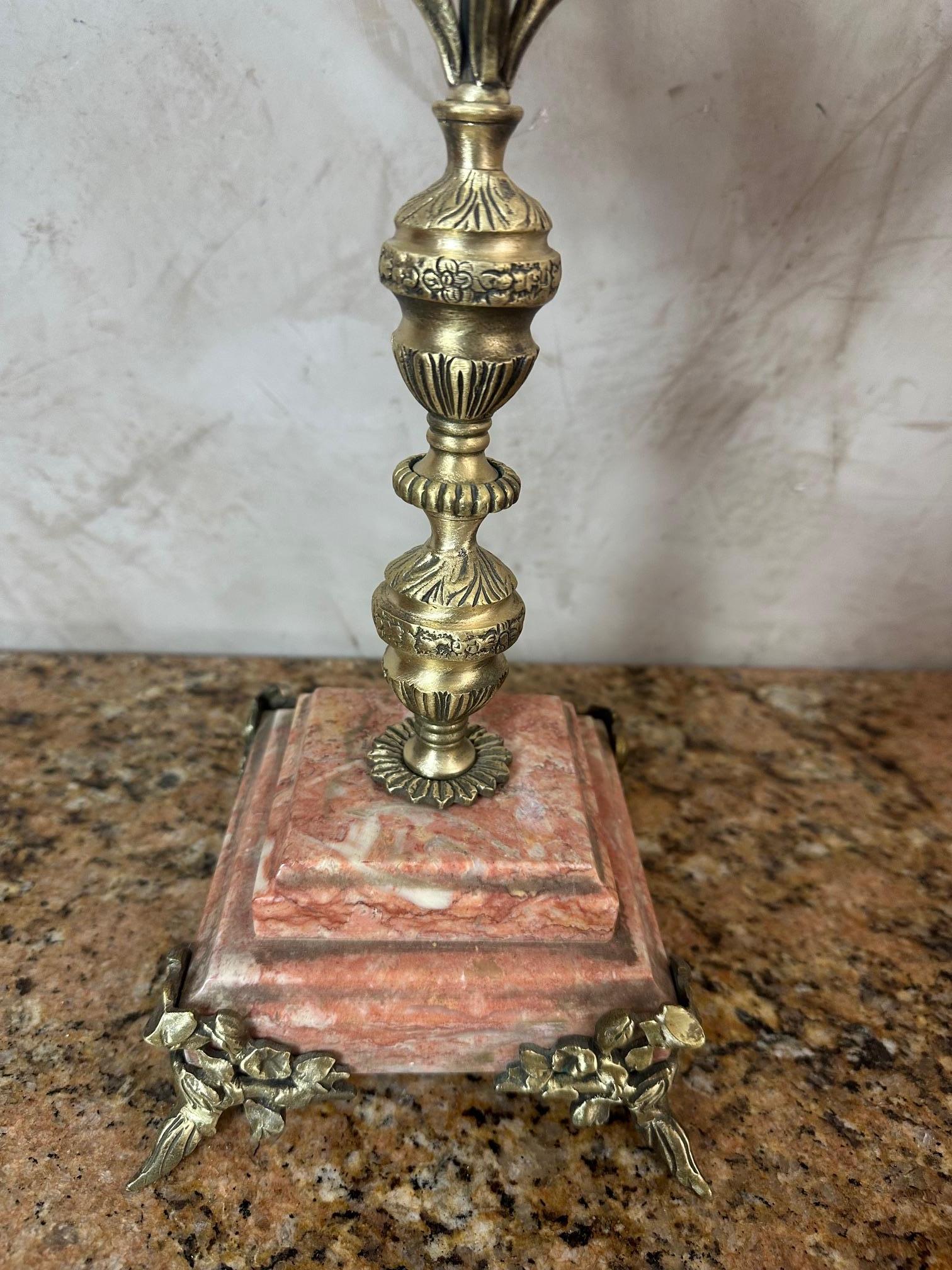 Coppia di candelabri in marmo e metallo dorato del XX secolo, Francia, anni '40 in vendita 5