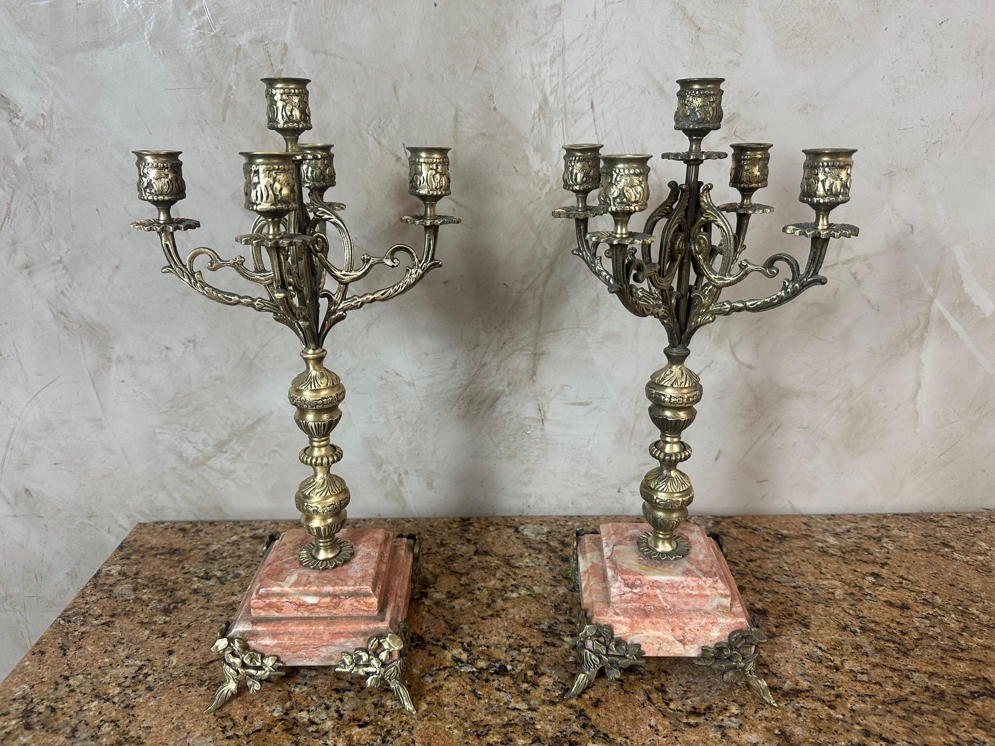 Coppia di candelabri in marmo e metallo dorato del XX secolo, Francia, anni '40 In condizioni buone in vendita a LEGNY, FR