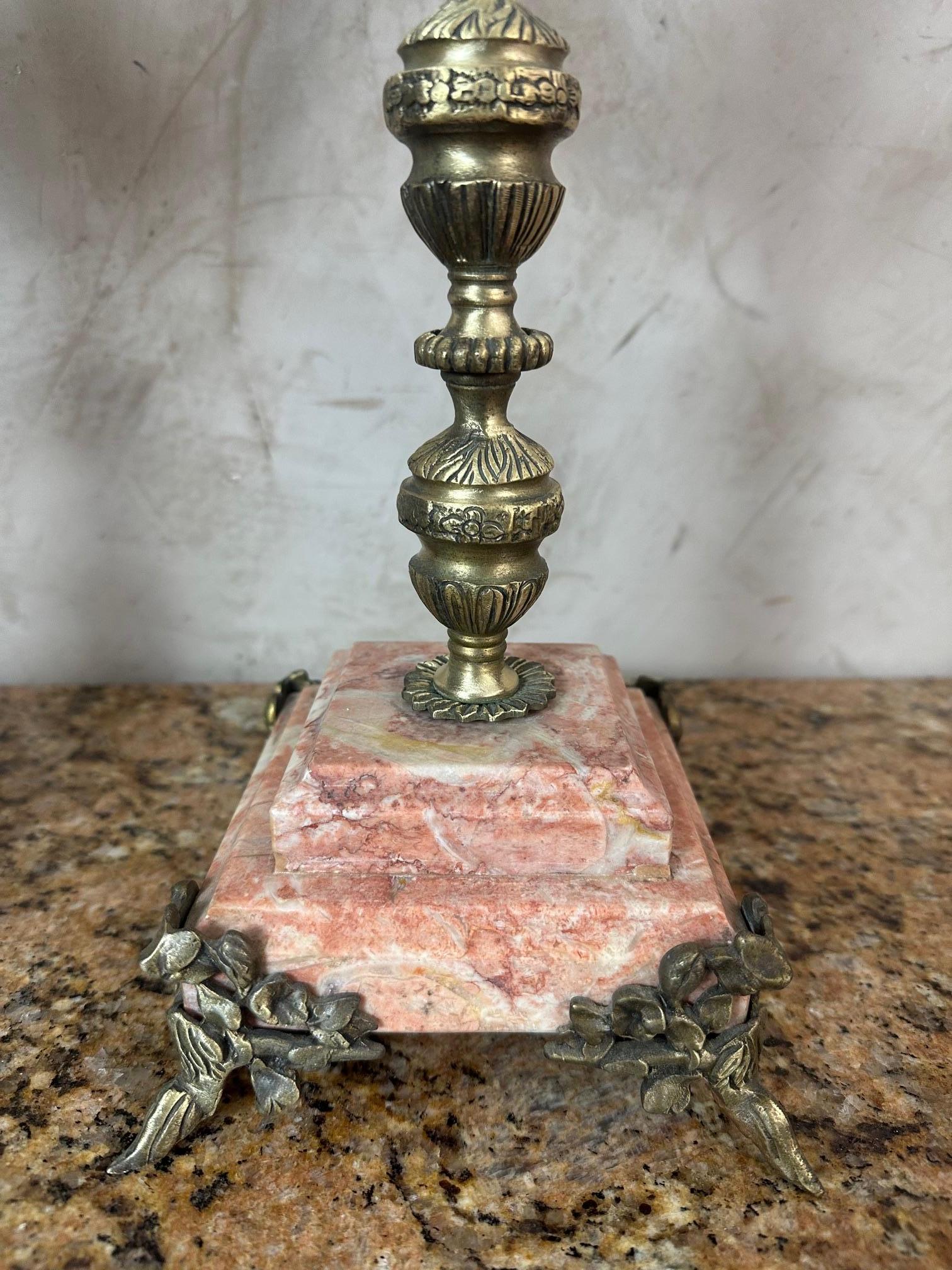 Metallo Coppia di candelabri in marmo e metallo dorato del XX secolo, Francia, anni '40 in vendita