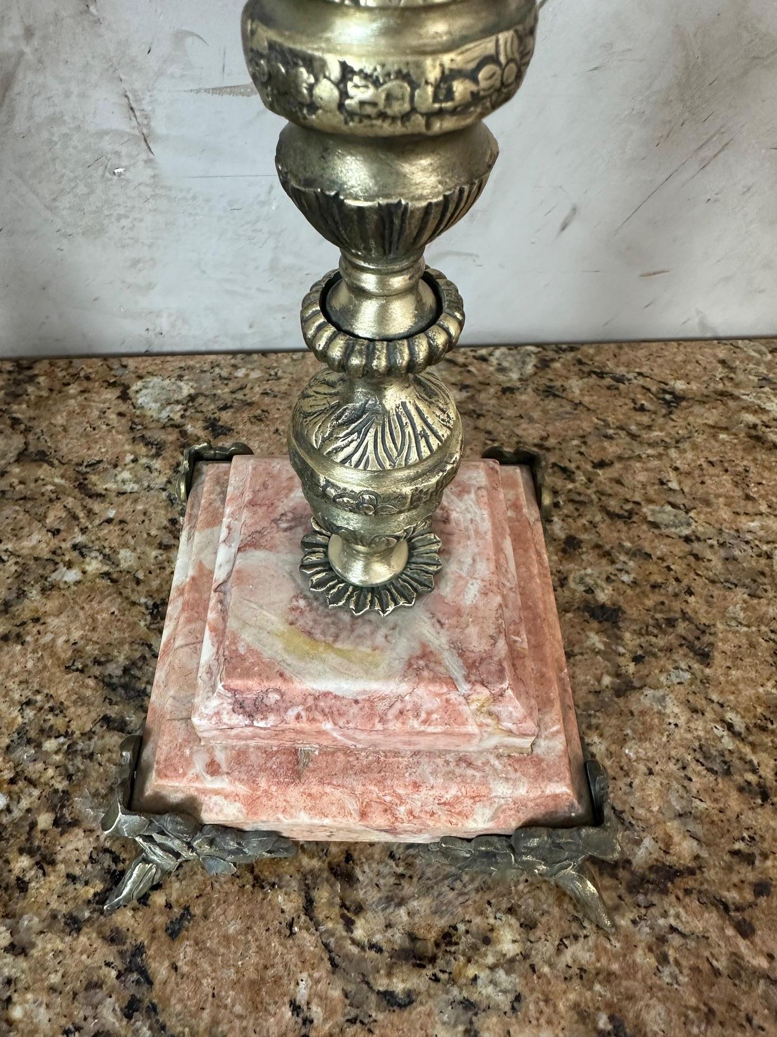 Coppia di candelabri in marmo e metallo dorato del XX secolo, Francia, anni '40 in vendita 1