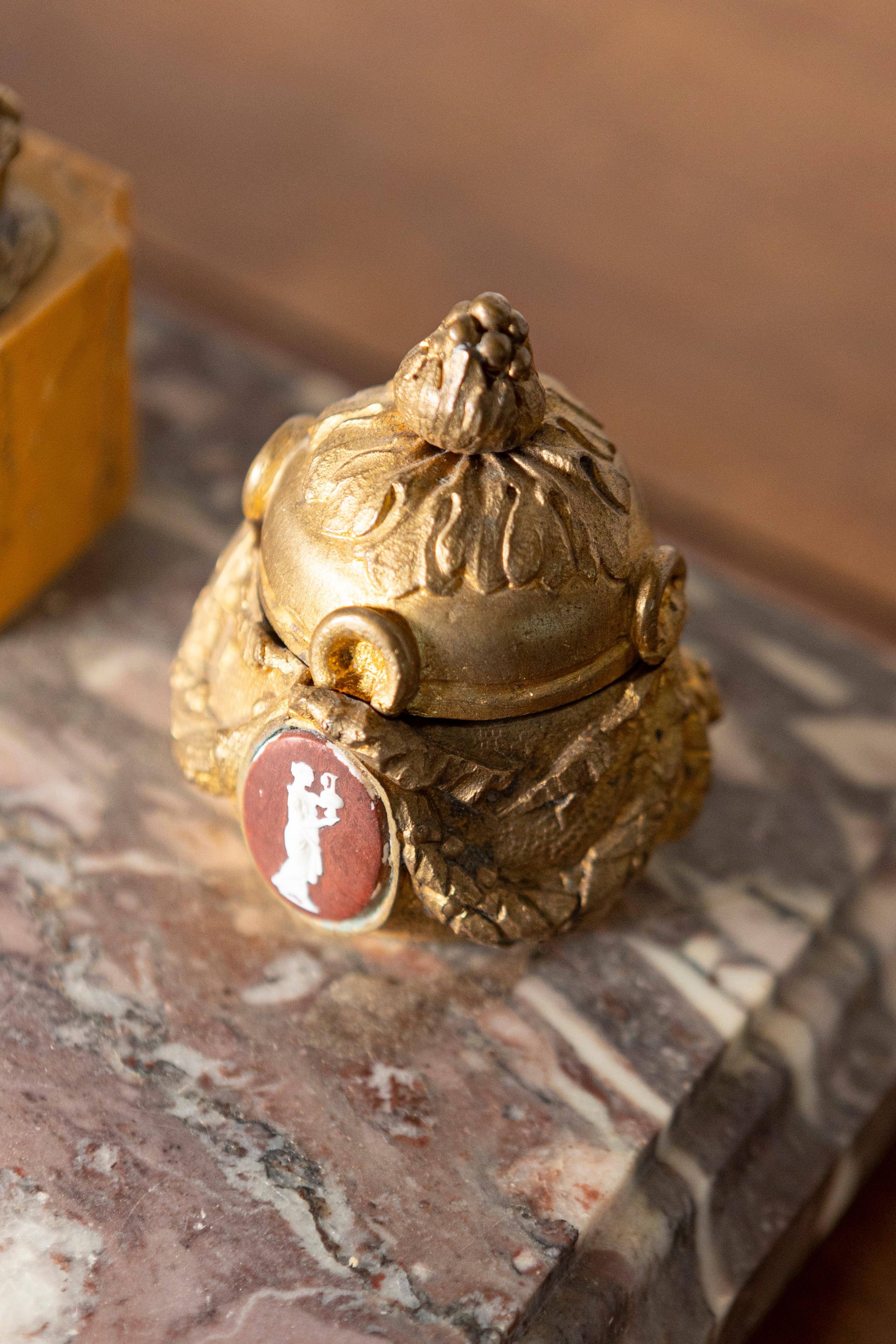 20th Century French Marble and Gilt Bronze Inkwell with Rooster Motif In Good Condition For Sale In Atlanta, GA