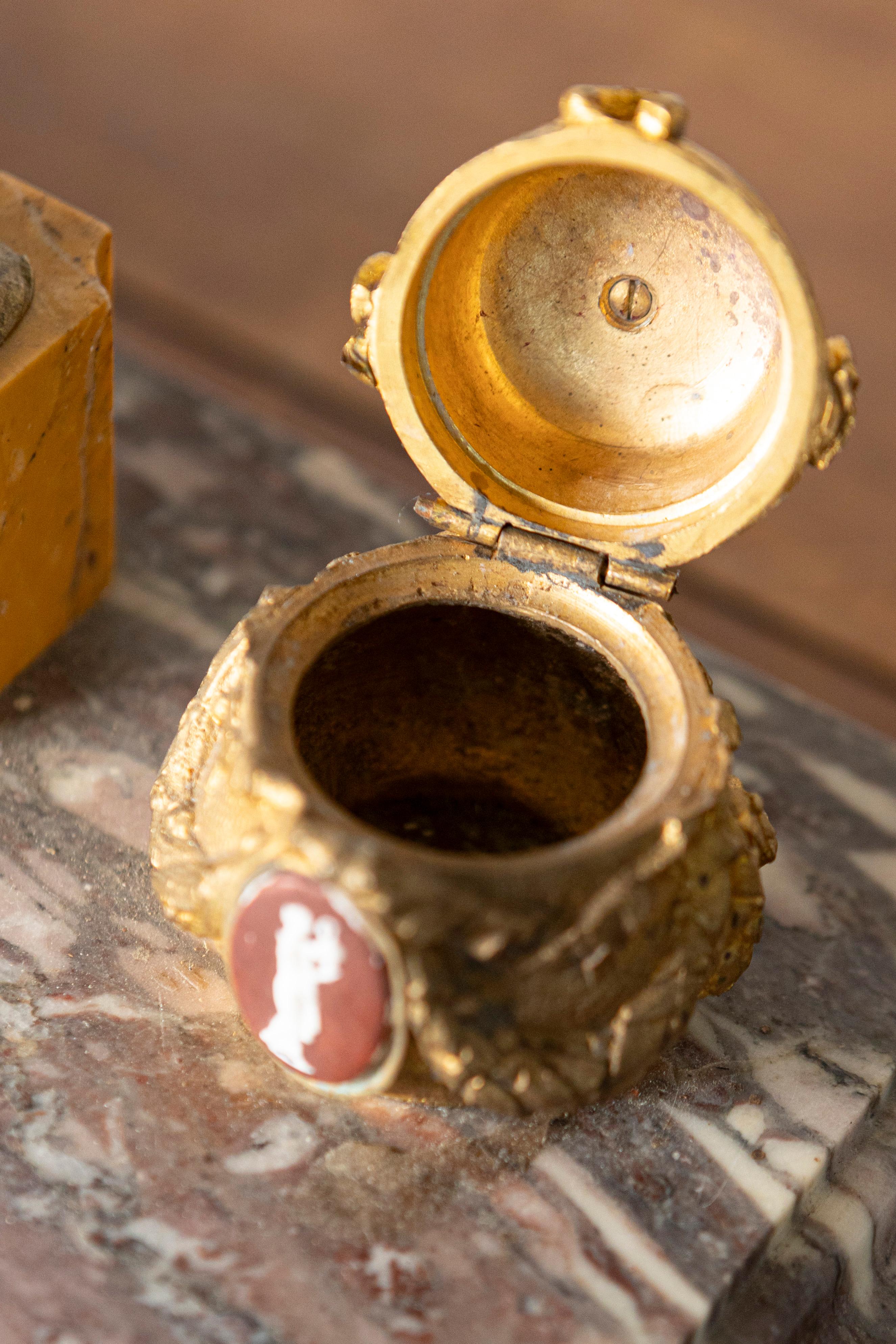 20th Century French Marble and Gilt Bronze Inkwell with Rooster Motif For Sale 3