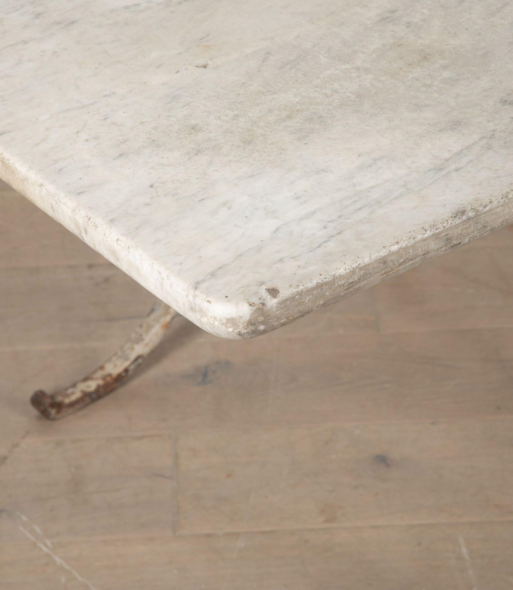 Tavolo da macellaio francese del XX secolo con piano in marmo in vendita 1
