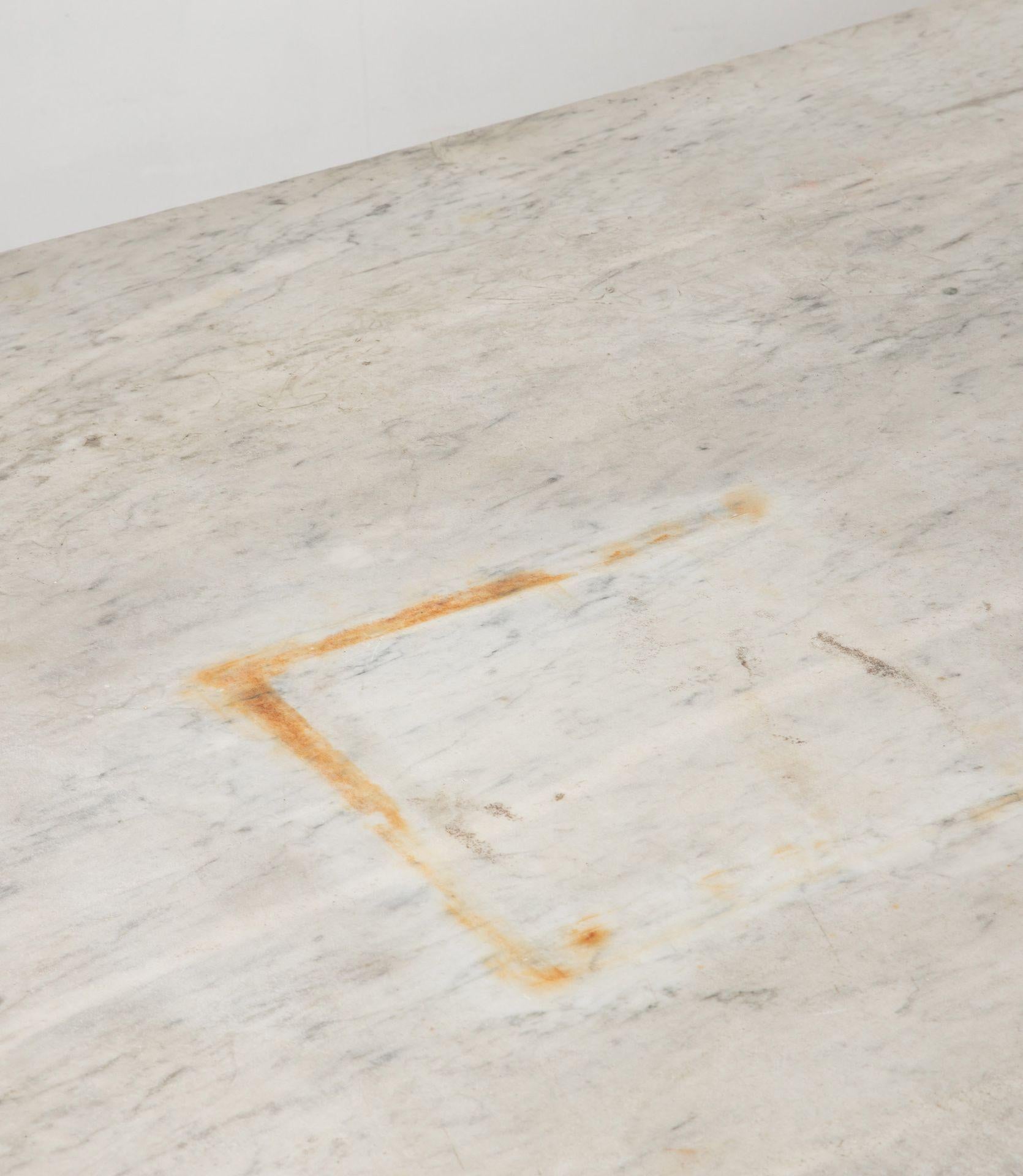 Tavolo da macellaio francese del XX secolo con piano in marmo in vendita 2