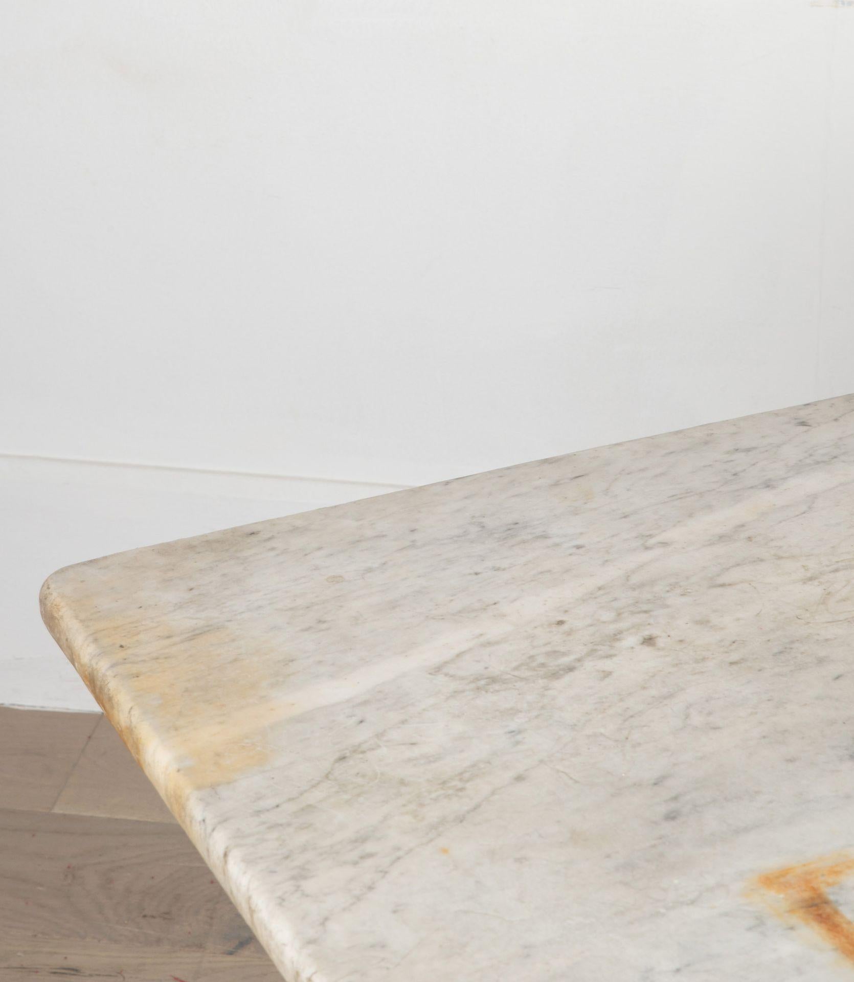 Tavolo da macellaio francese del XX secolo con piano in marmo in vendita 3