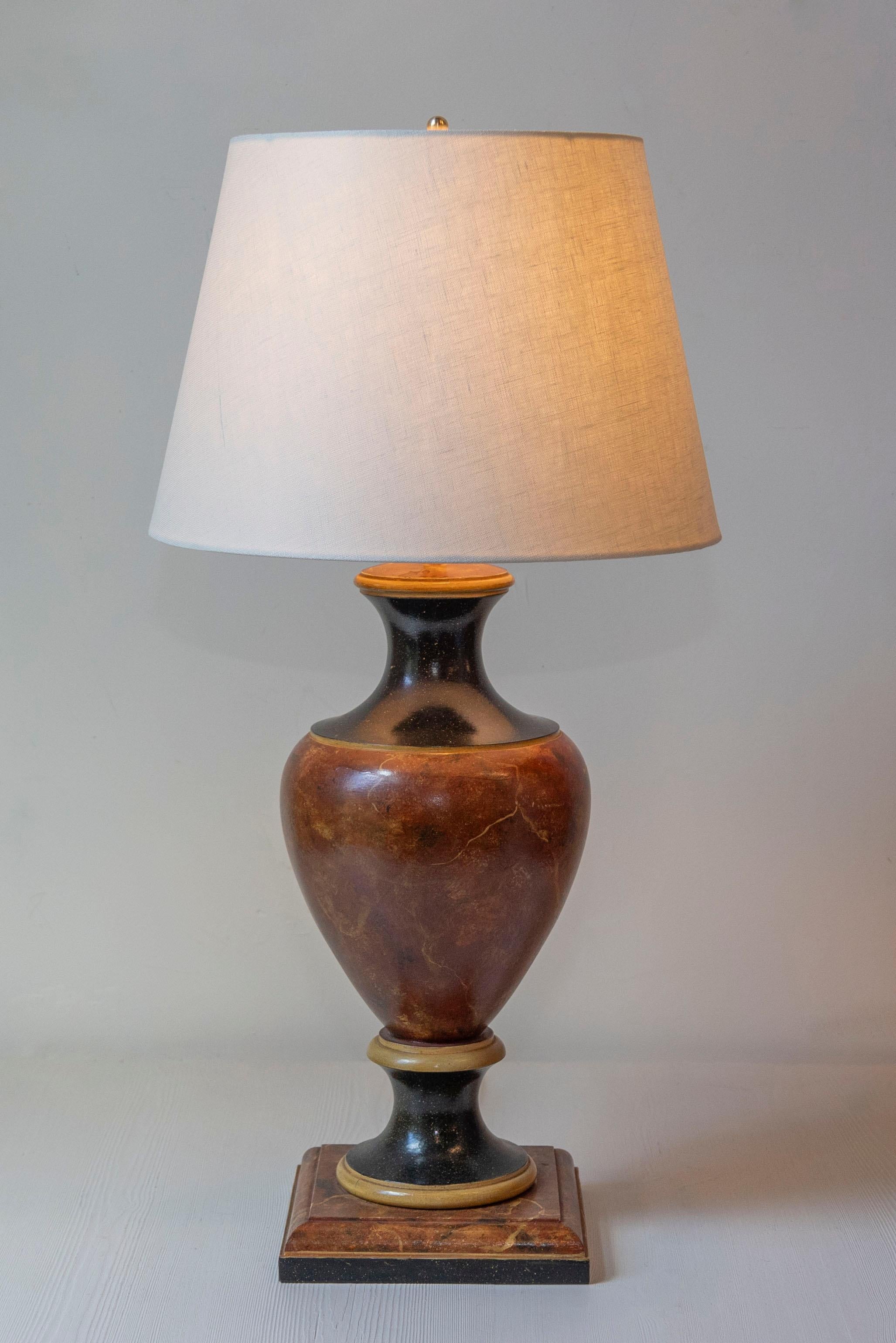 Esta elegante lámpara francesa del siglo XX presenta una base bellamente elaborada con un rico acabado jaspeado terroso que destila una clásica sofisticación francesa. El cuerpo en forma de urna de la lámpara se asienta sobre un robusto pedestal