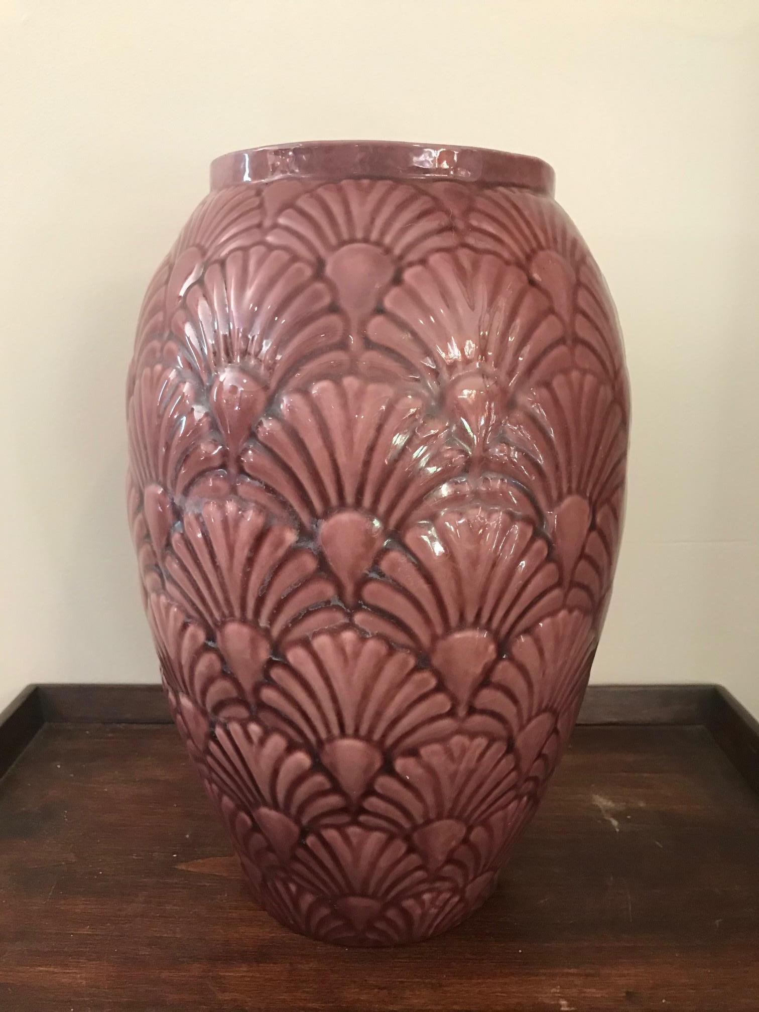 Beautiful 20th century French Painting melting Art deco vase from the 1930s. 
Nice pink color. Flower shape typical from the Art deco period. 
Small fading on the base but good general condition.