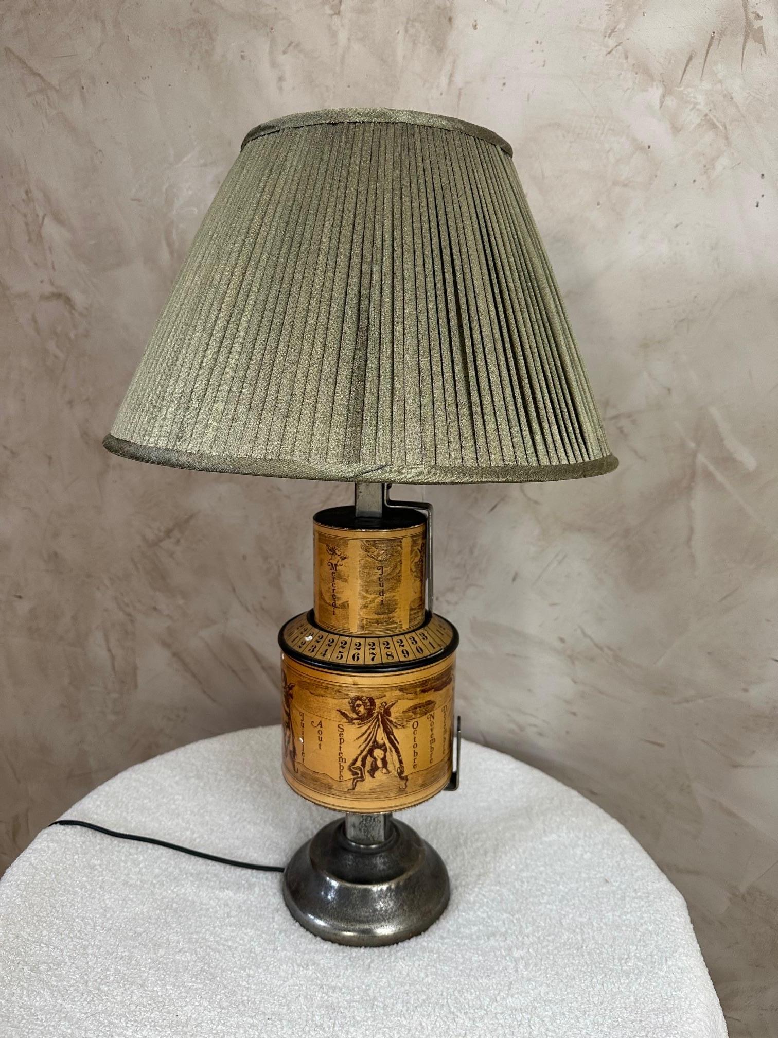 Français Lampe de table en métal et papier du 20e siècle, années 1920 en vente