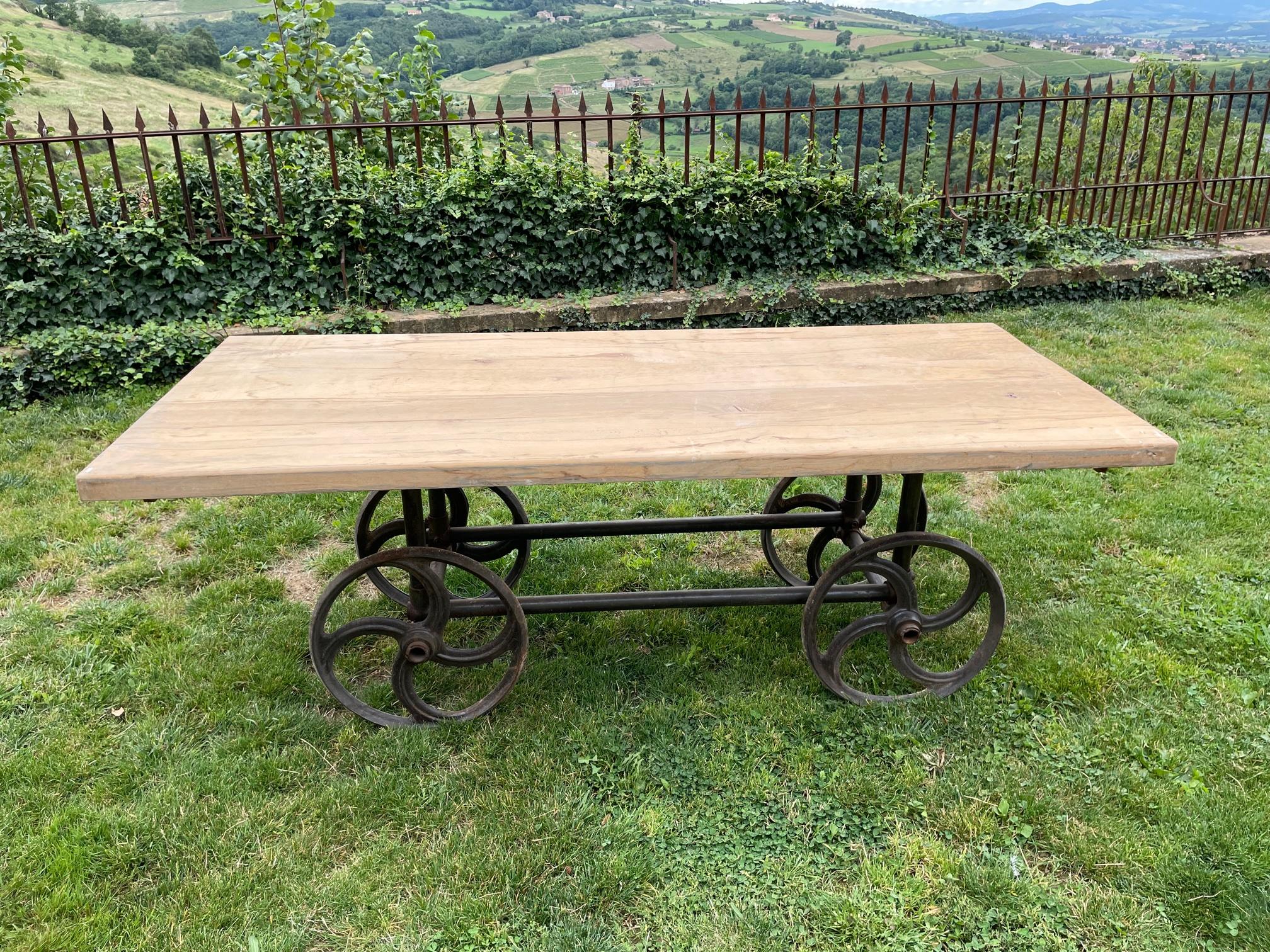 20th Century French Metal and Wood Dining Table, 1940s In Good Condition In LEGNY, FR