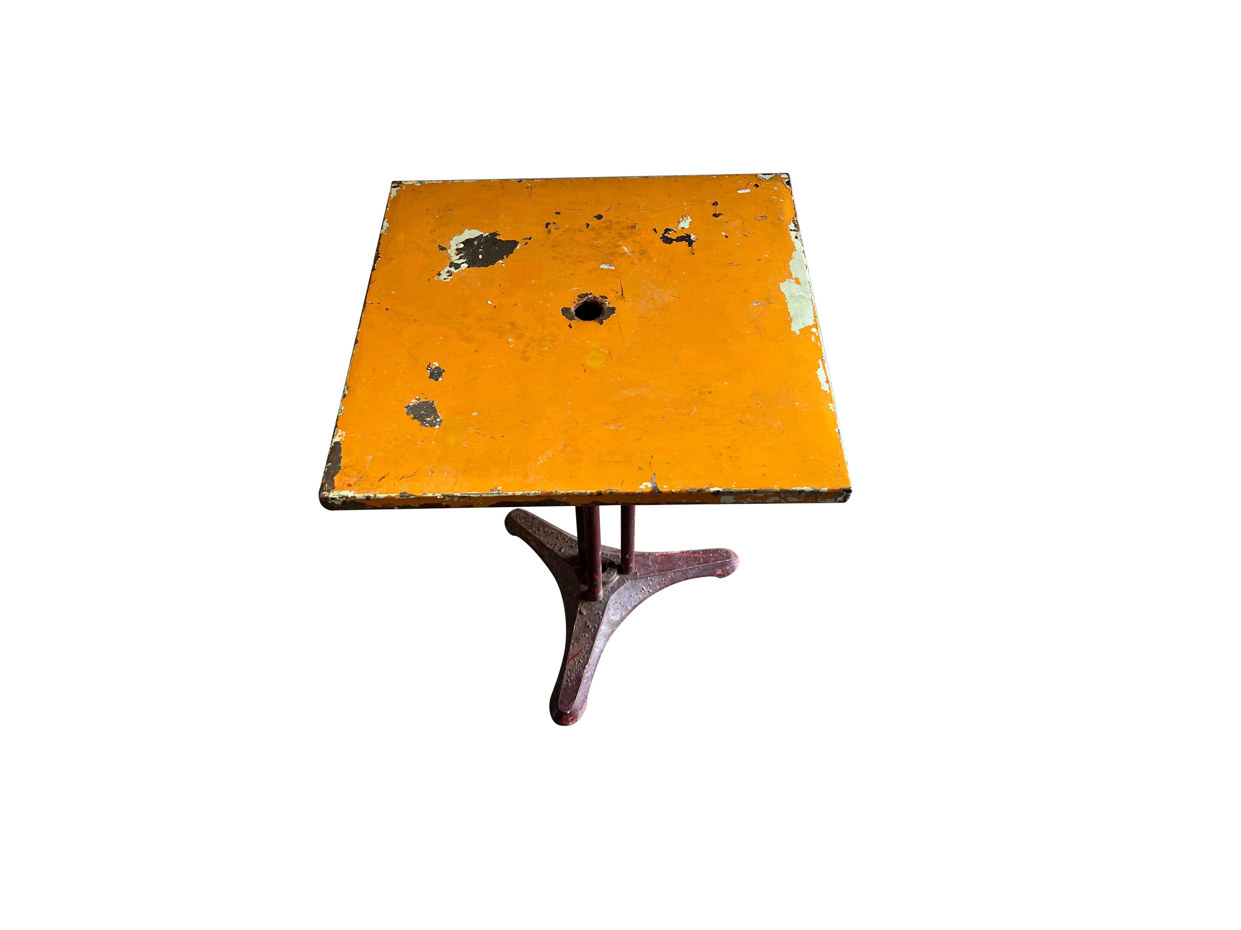 Mesa de bar de metal francesa del siglo XX - Vintage Parisian Bistro Table Jaune Francés en venta