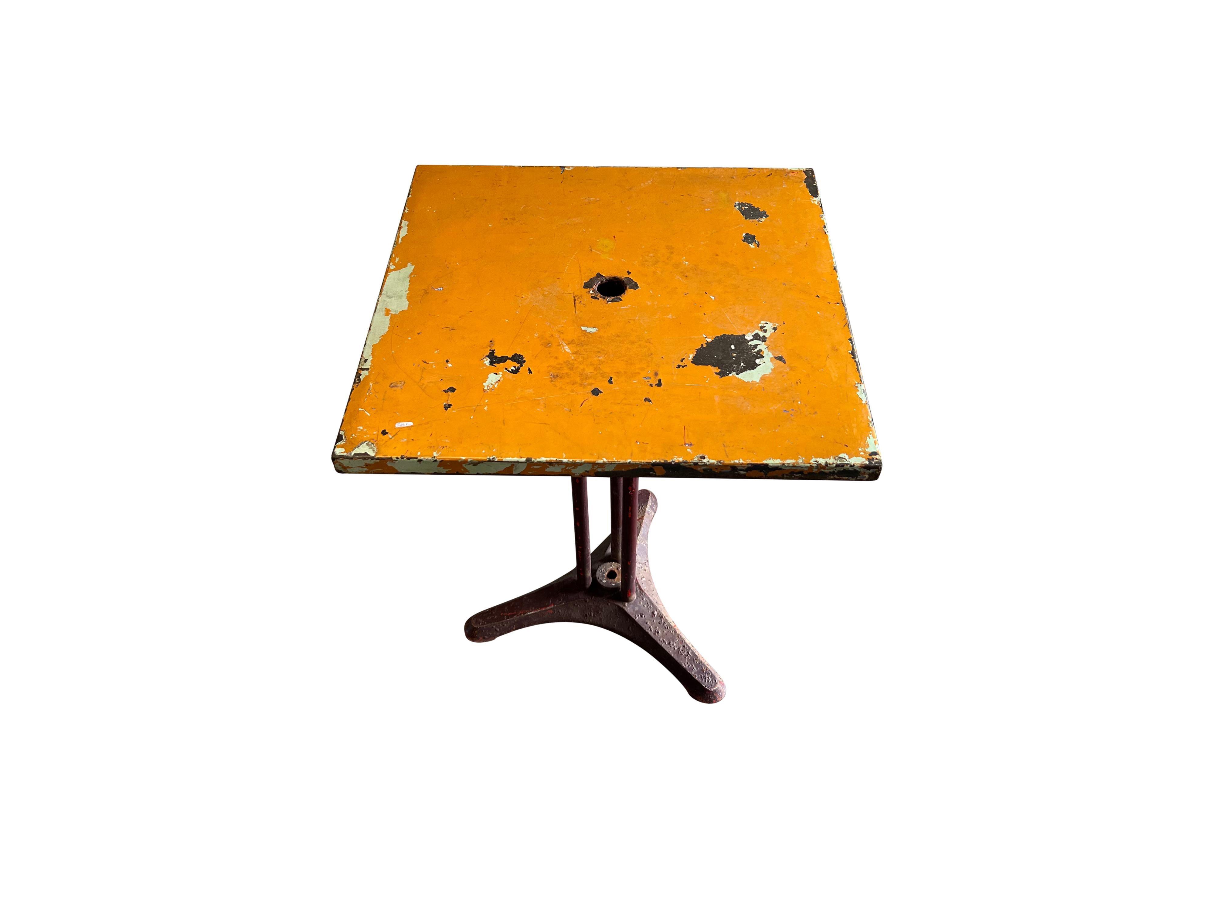 Mesa de bar de metal francesa del siglo XX - Vintage Parisian Bistro Table Jaune Vaciado en venta