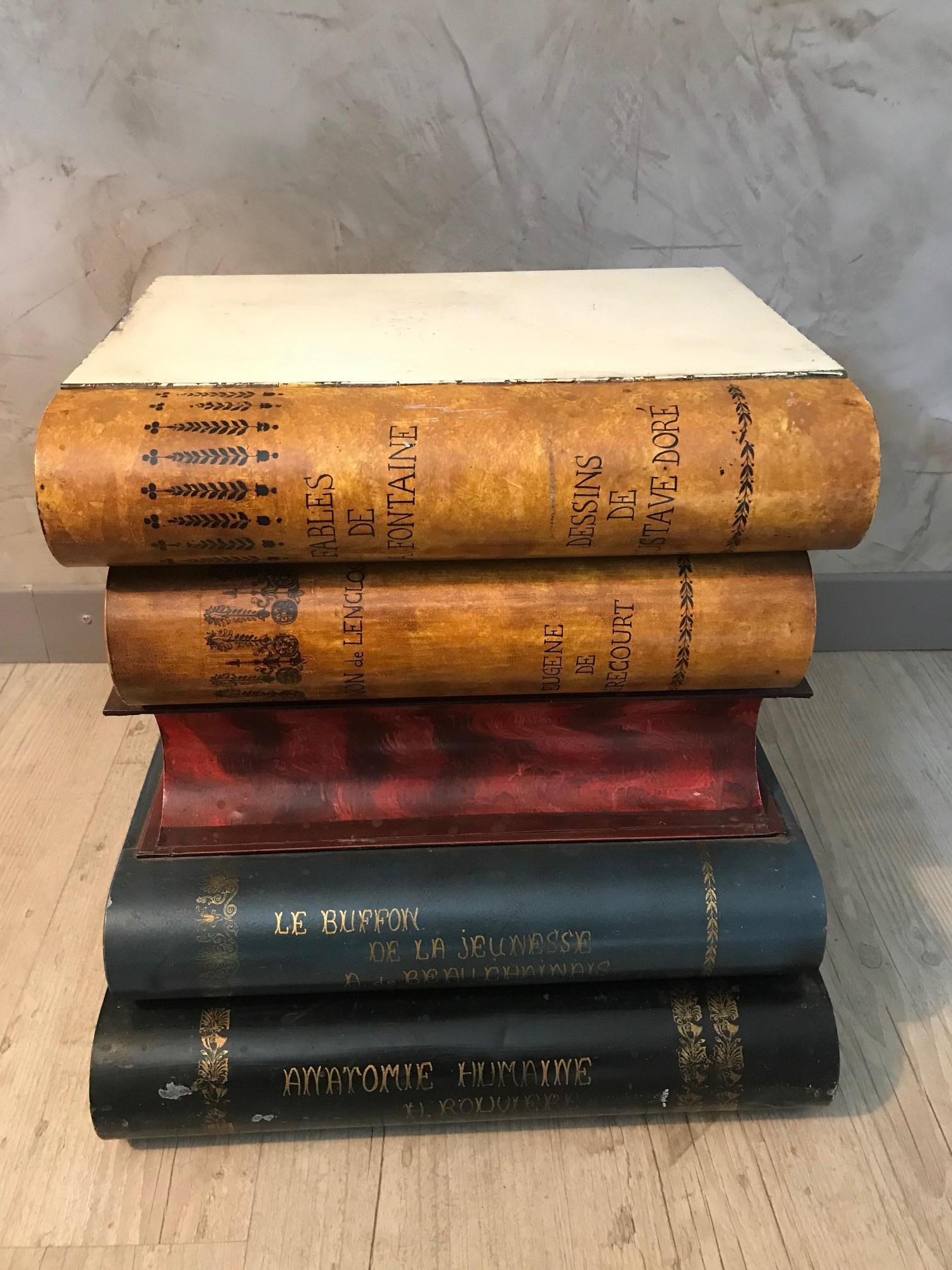 Very nice and original piece! 20th century French metal book imitation safe from the 1920s.
Imitation of five large books: 
