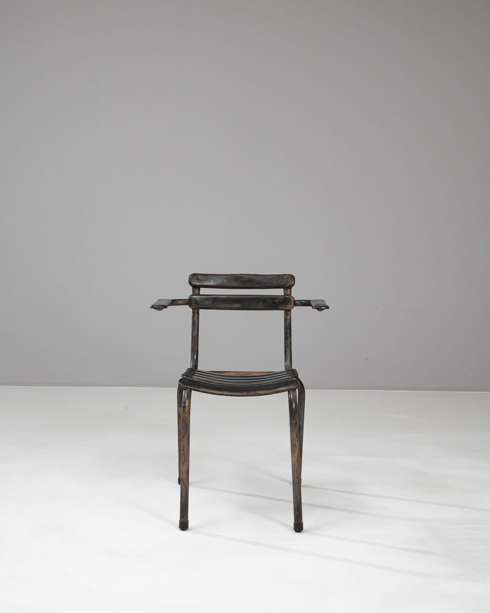 Der 20th Century French Metal Chair ist ein Meisterwerk des Vintage-Industriedesigns, das mühelos einen Hauch von historischer Eleganz in jeden Raum bringt. Der aus robustem Metall gefertigte Stuhl verfügt über einen einzigartigen, geschwungenen