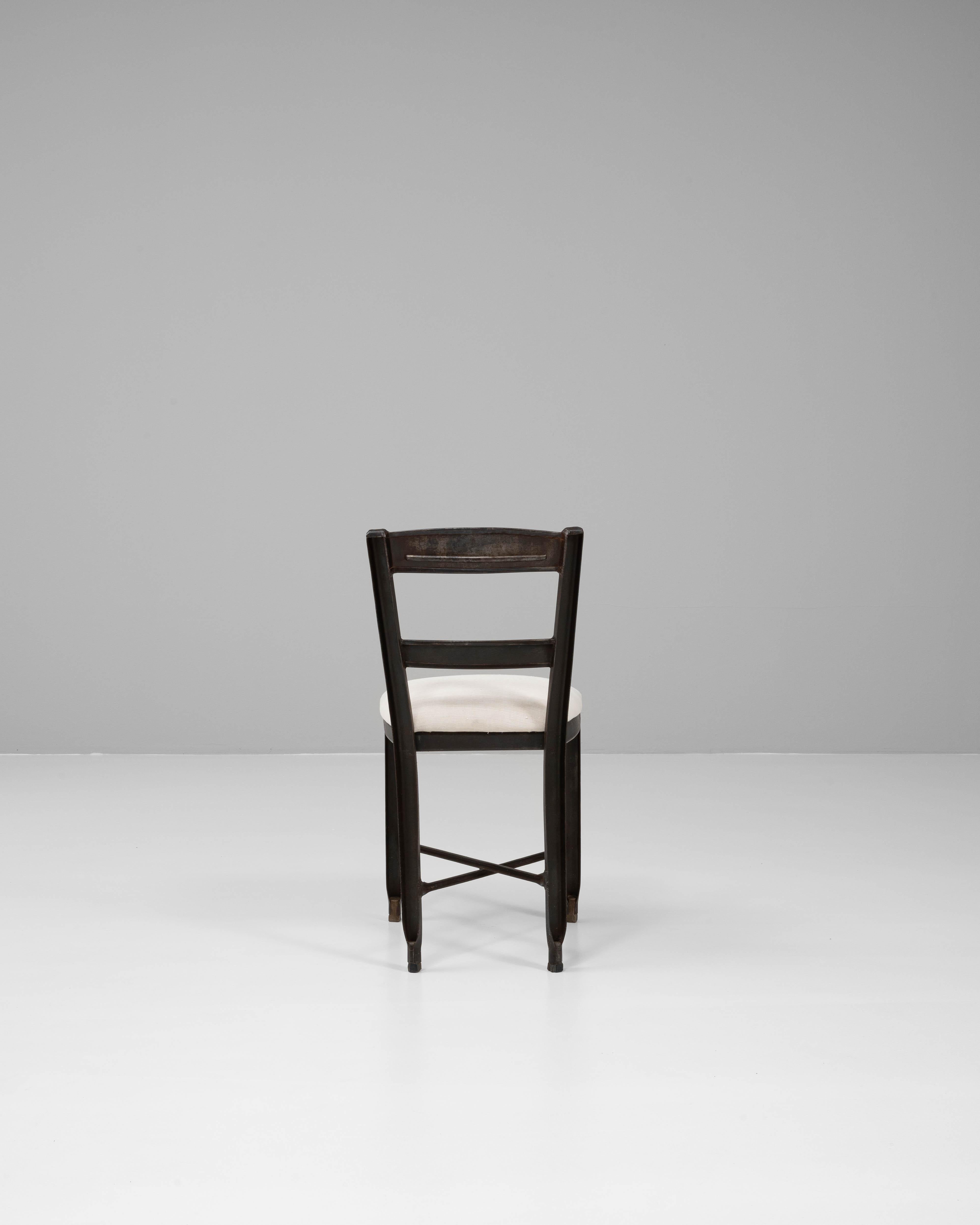 Französischer Metallstuhl des 20. Jahrhunderts mit gepolstertem Sitz im Angebot 1