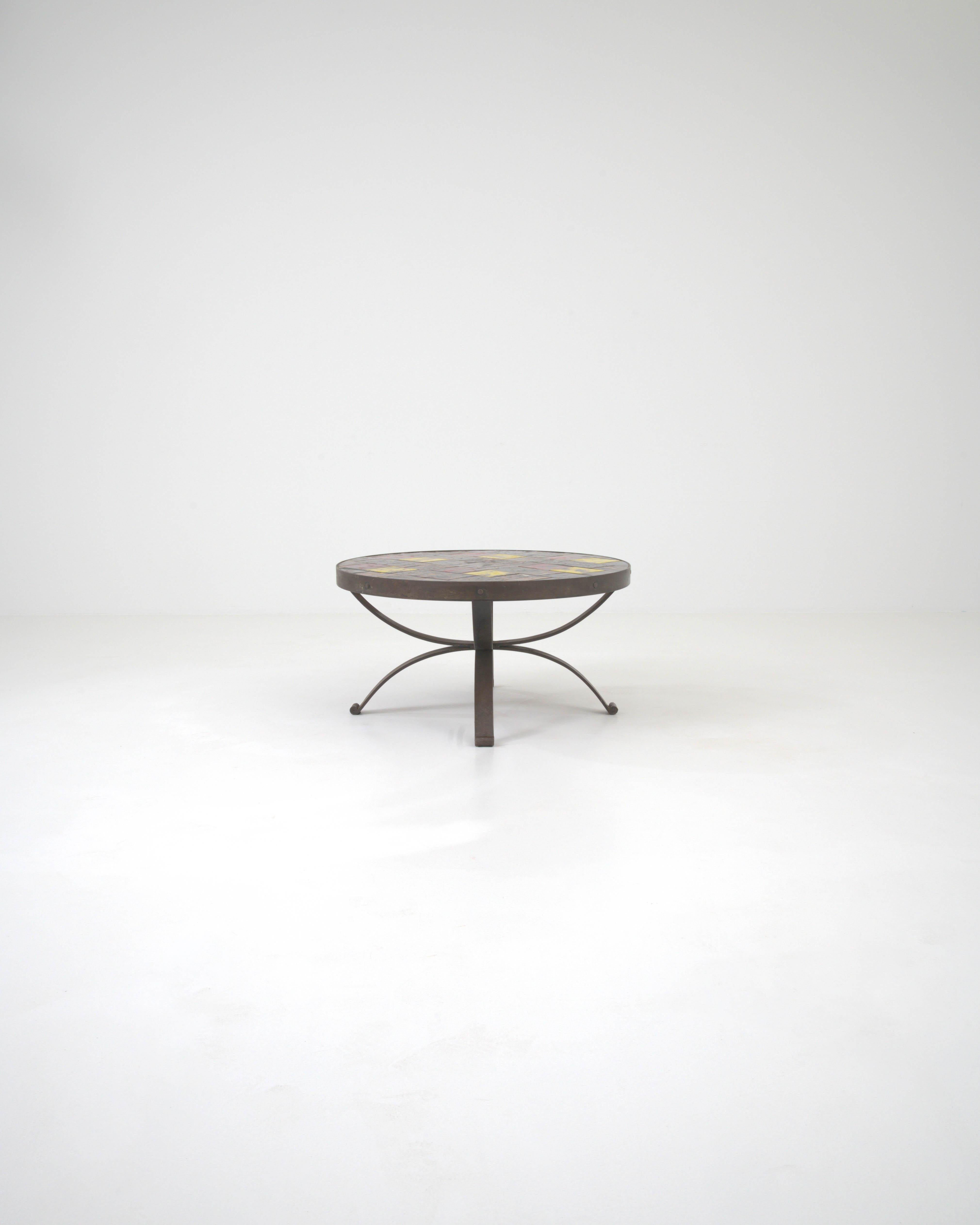 Découvrez la quintessence du charme du milieu du siècle avec cette élégante table basse française en métal, parfaite pour apporter une touche d'allure vintage à votre espace de vie. La base métallique robuste, aux courbes gracieuses, témoigne du
