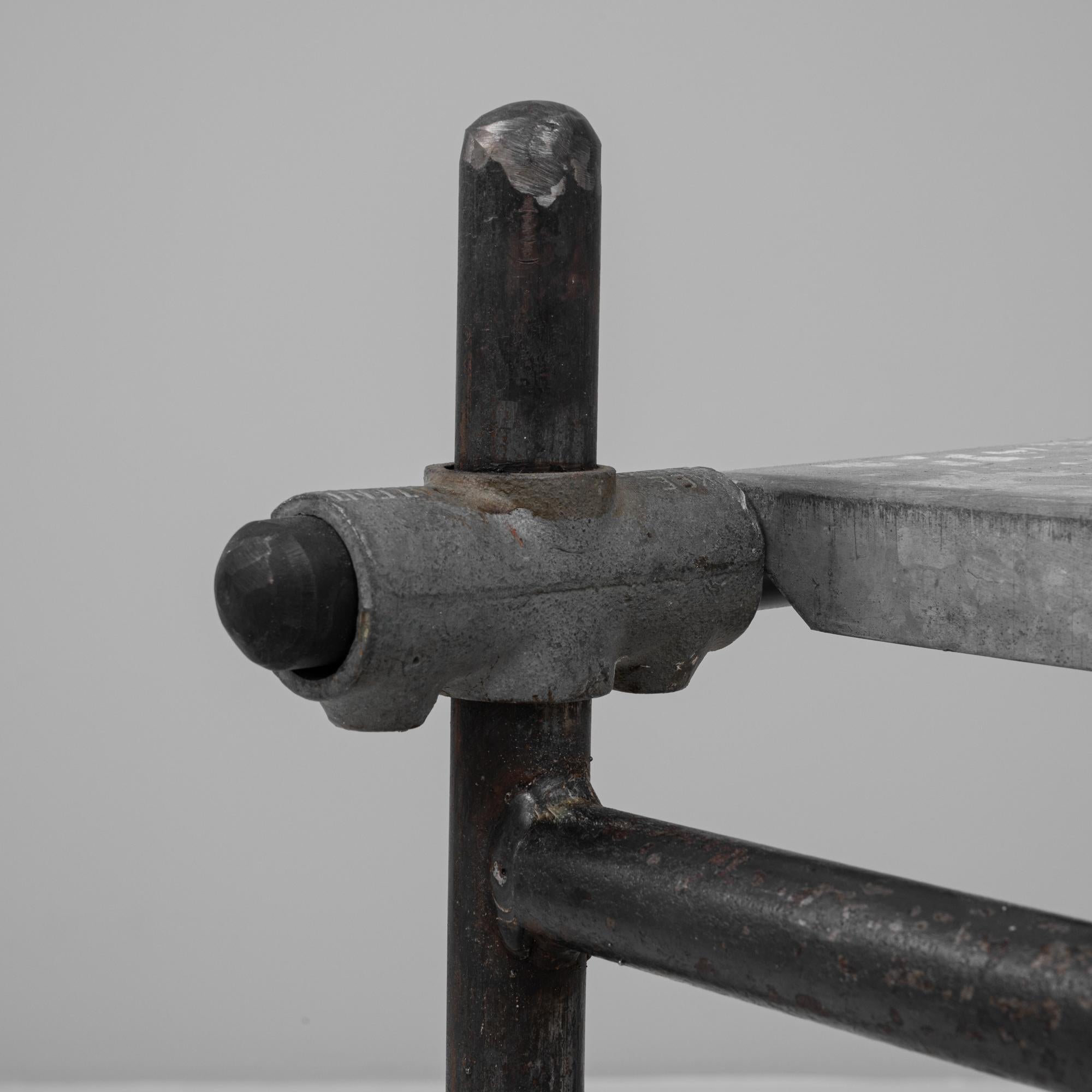 Consola francesa de metal del siglo XX con tablero de cinc en venta 5