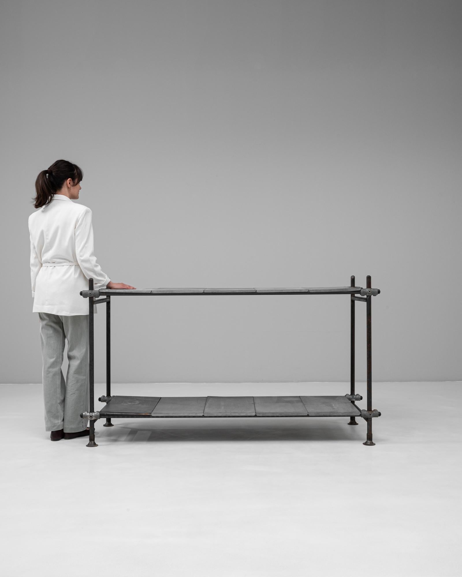 Consola francesa de metal del siglo XX con tablero de cinc Francés en venta